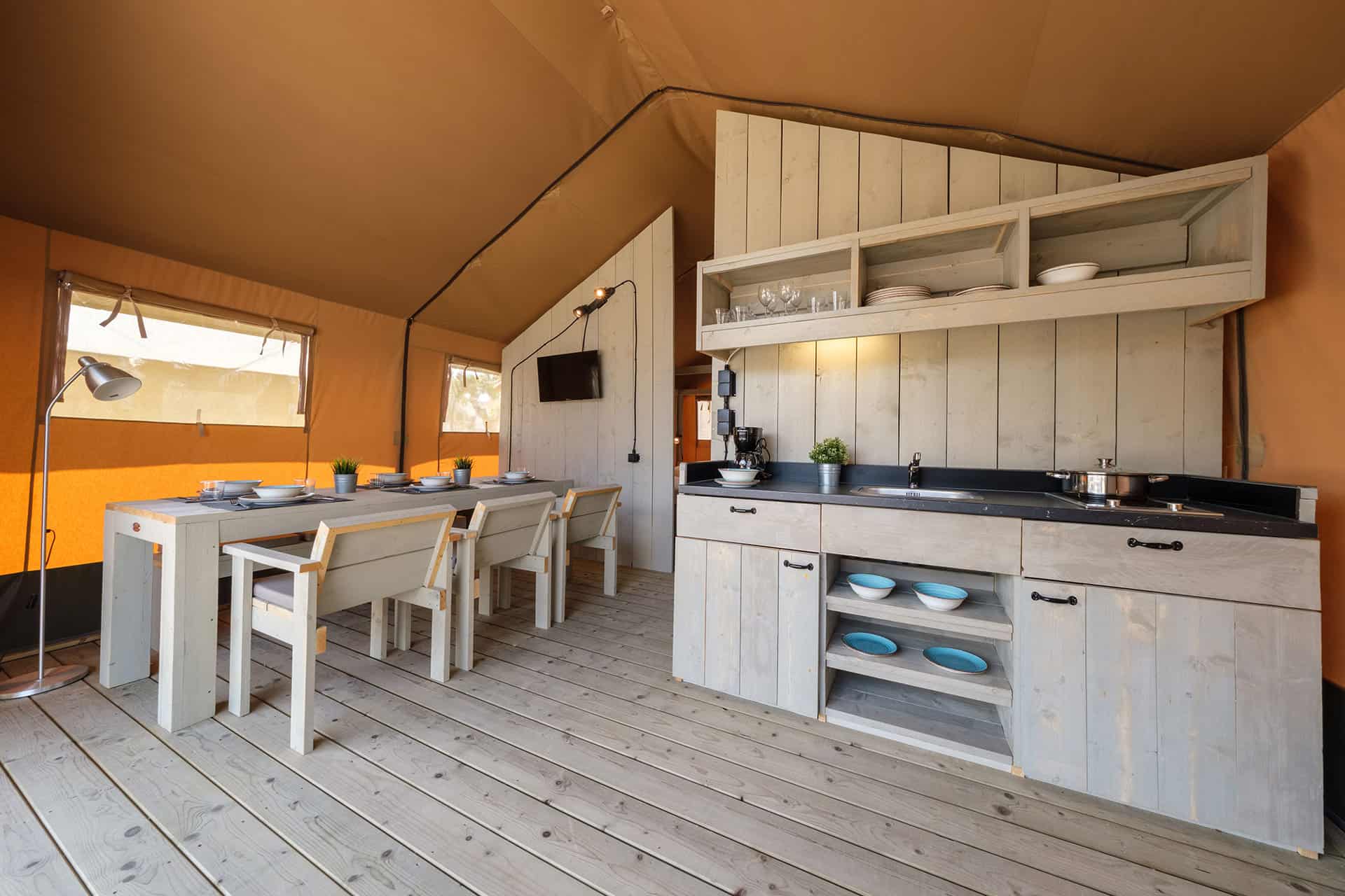 Exemple d'intérieur de Tente Safari de la résidence de vacances Vendrell Platja à Comarruga, sur la Costa Dorada, en Espagne Exemple d'intérieur de Tente Safari de la résidence de vacances Vendrell Platja à Comarruga, sur la Costa Dorada, en Espagne