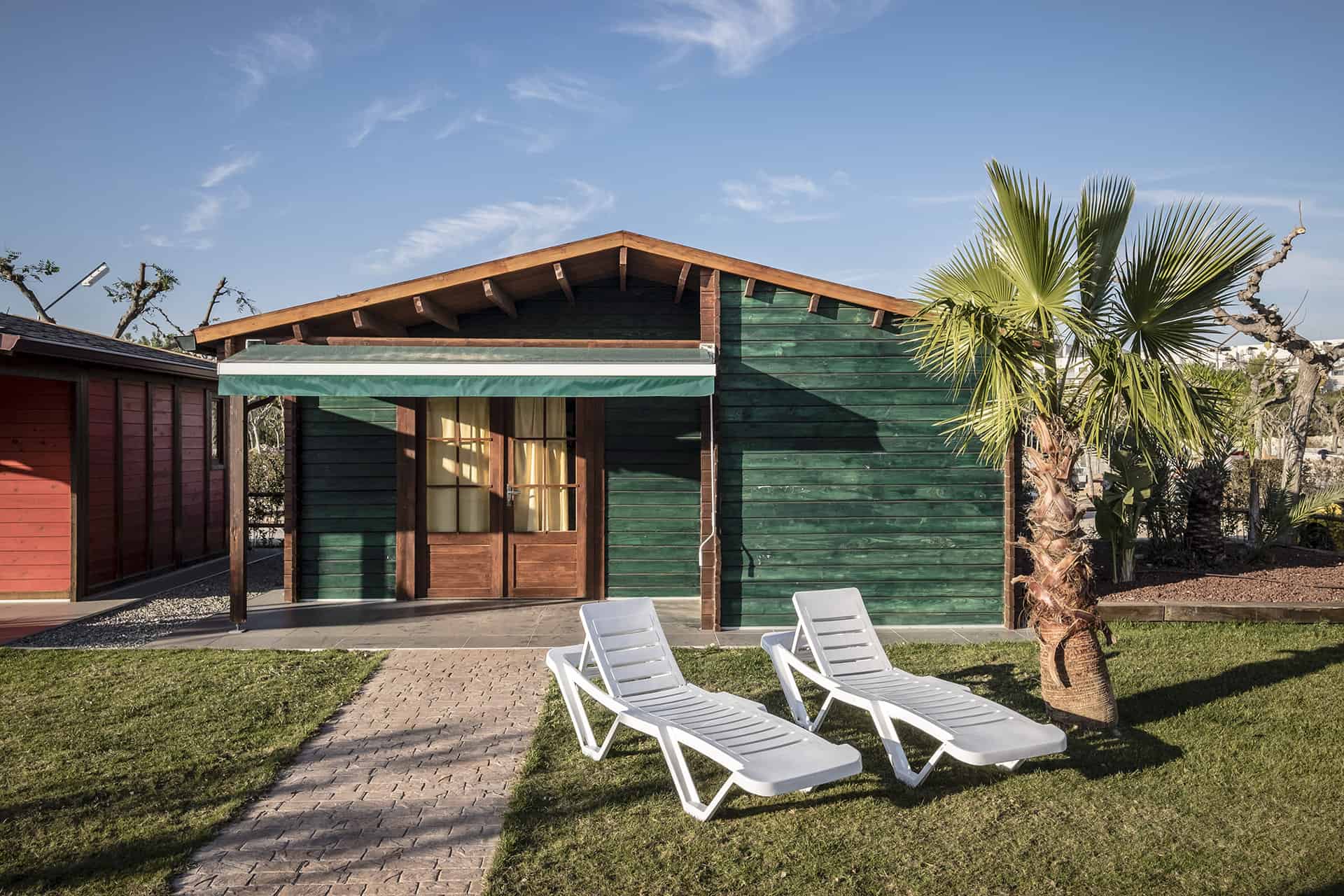 Exemple de bungalow tropical de la résidence de vacances Vendrell Platja à Comarruga, sur la Costa Dorada, en Espagne Exemple de bungalow tropical de la résidence de vacances Vendrell Platja à Comarruga, sur la Costa Dorada, en Espagne