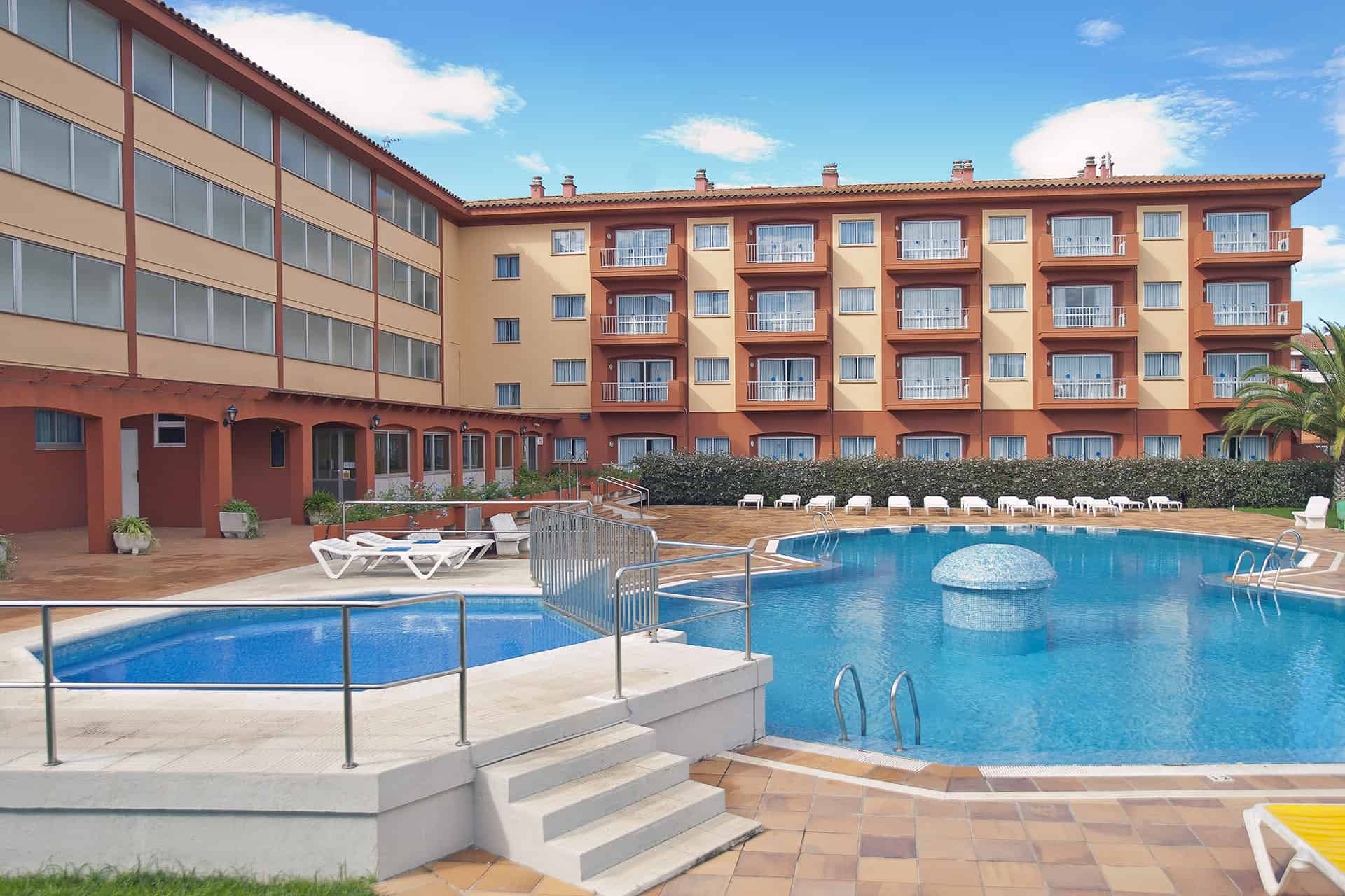Piscine extérieure de la résidence de vacances Estartit Confort à Estartit, sur Costa Brava, en Espagne Piscine extérieure de la résidence de vacances Estartit Confort à Estartit, sur Costa Brava, en Espagne