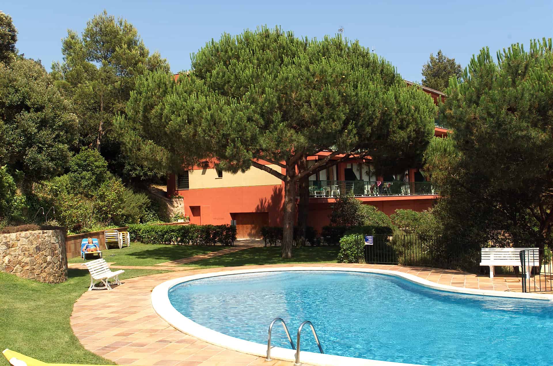Piscine extérieure de la résidence de vacances Albamar Apartamentos à Albamar, sur la Costa Brava, en Espagne Piscine extérieure de la résidence de vacances Albamar Apartamentos à Albamar, sur la Costa Brava, en Espagne