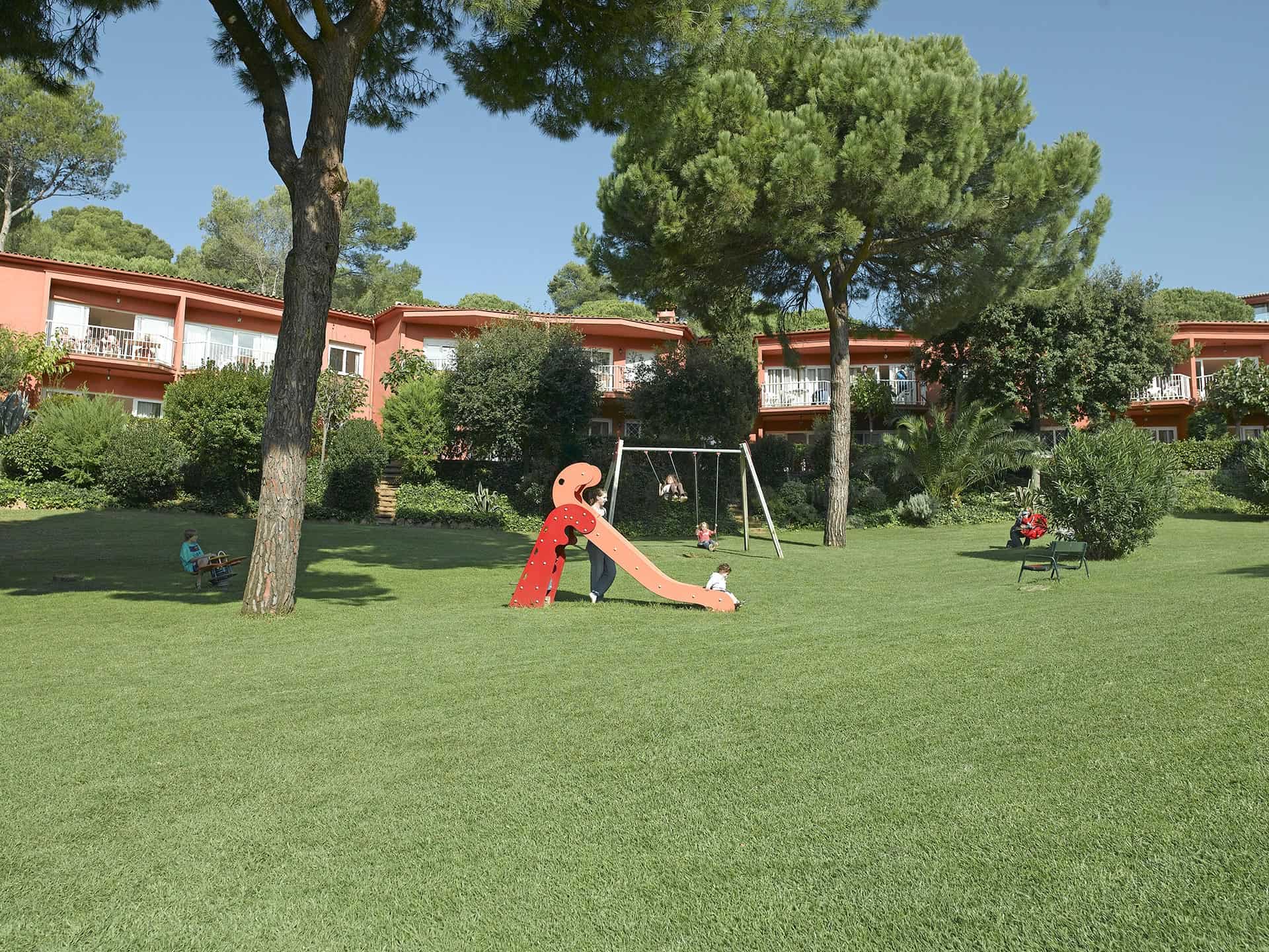 Aire de jeux pour enfants de la résidence de vacances Albamar Apartamentos à Albamar, sur la Costa Brava, en Espagne Aire de jeux pour enfants de la résidence de vacances Albamar Apartamentos à Albamar, sur la Costa Brava, en Espagne