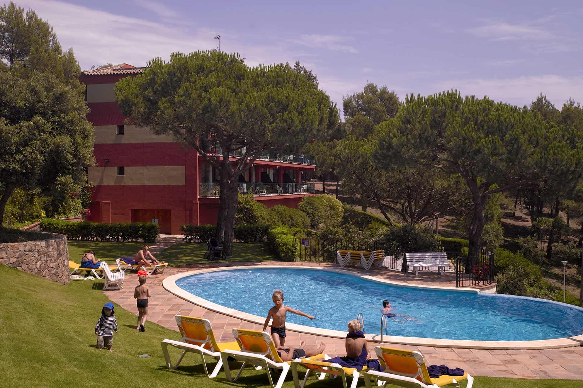 Piscine extérieure de la résidence de vacances Albamar Apartamentos à Albamar, sur la Costa Brava, en Espagne Piscine extérieure de la résidence de vacances Albamar Apartamentos à Albamar, sur la Costa Brava, en Espagne