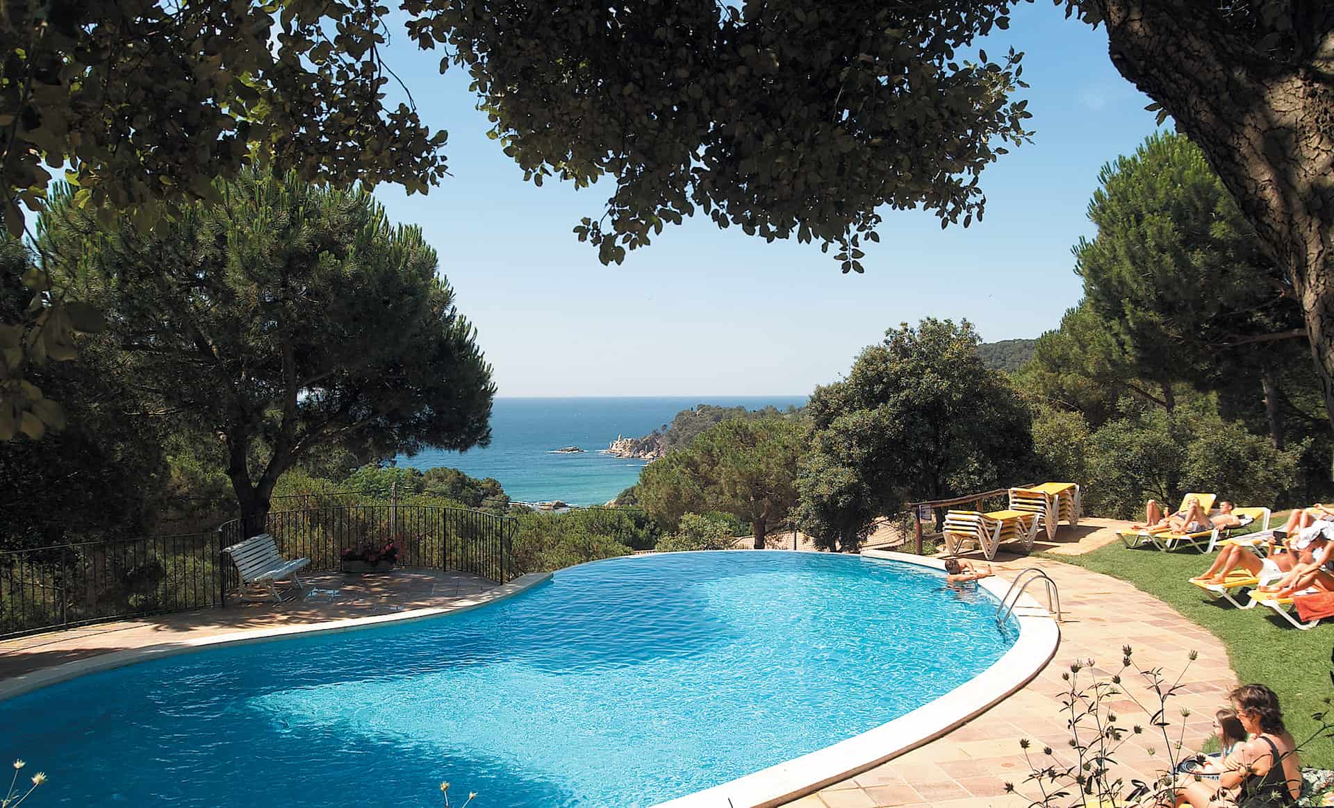 Piscine extérieure avec vue mer de la résidence de vacances Albamar Apartamentos à Albamar, sur la Costa Brava, en Espagne Piscine extérieure avec vue mer de la résidence de vacances Albamar Apartamentos à Albamar, sur la Costa Brava, en Espagne