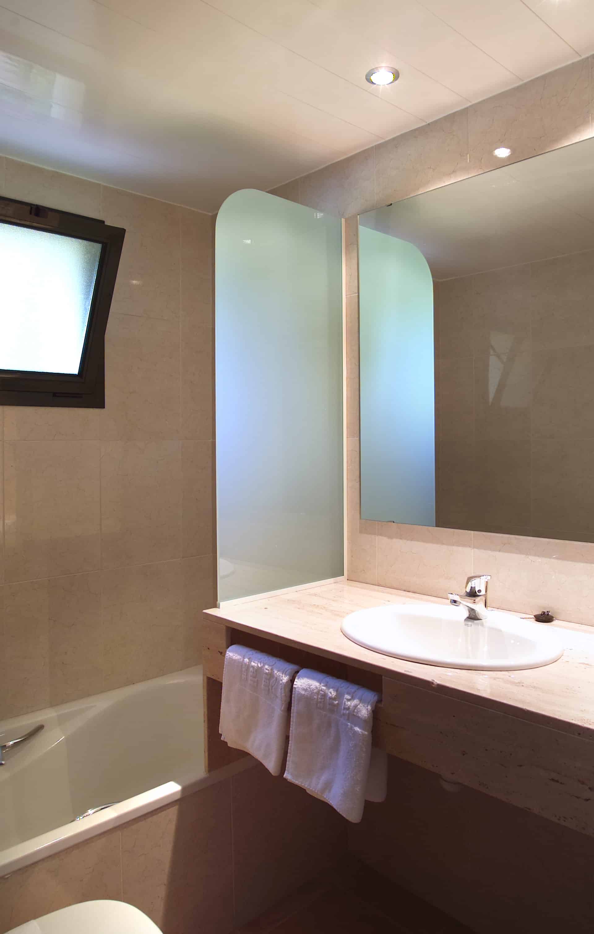 Exemple de salle de bain de la résidence de vacances Albamar Apartamentos à Albamar, sur la Costa Brava, en Espagne Exemple de salle de bain de la résidence de vacances Albamar Apartamentos à Albamar, sur la Costa Brava, en Espagne