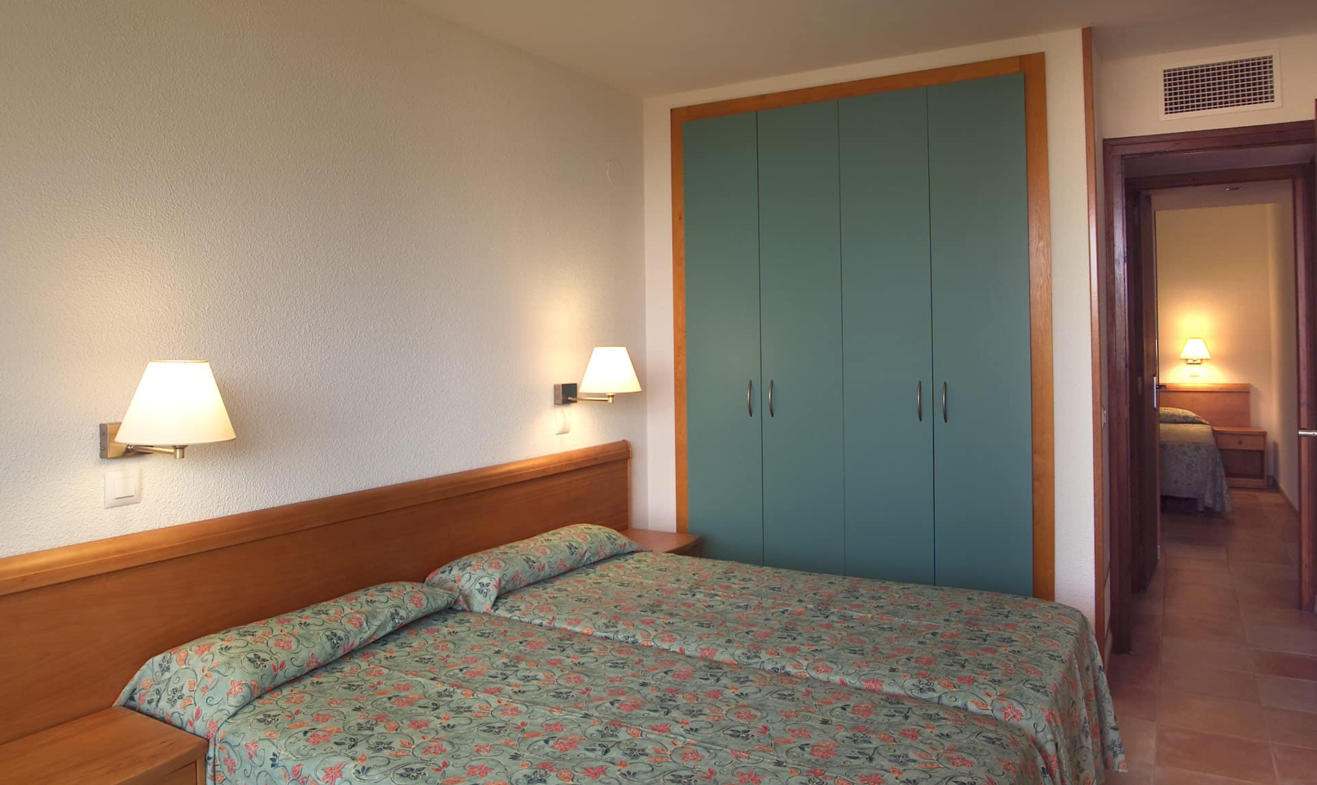 Exemple de chambre de la résidence de vacances Albamar Apartamentos à Albamar, sur la Costa Brava, en Espagne Exemple de chambre de la résidence de vacances Albamar Apartamentos à Albamar, sur la Costa Brava, en Espagne