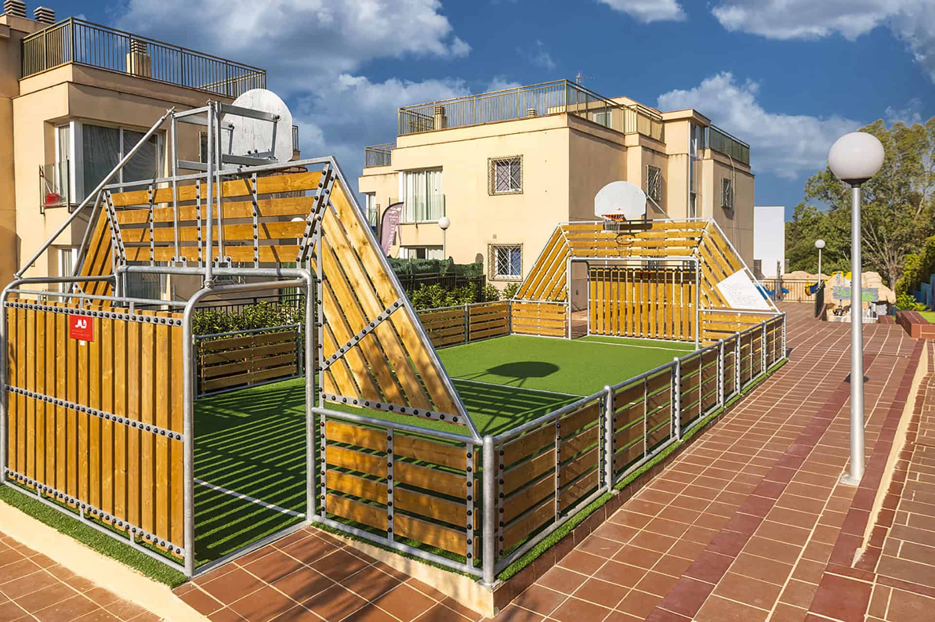 City stade de la résidence de vacances Els Llorers à Lloret de Mar, sur la Costa Brava, en Espagne City stade de la résidence de vacances Els Llorers à Lloret de Mar, sur la Costa Brava, en Espagne