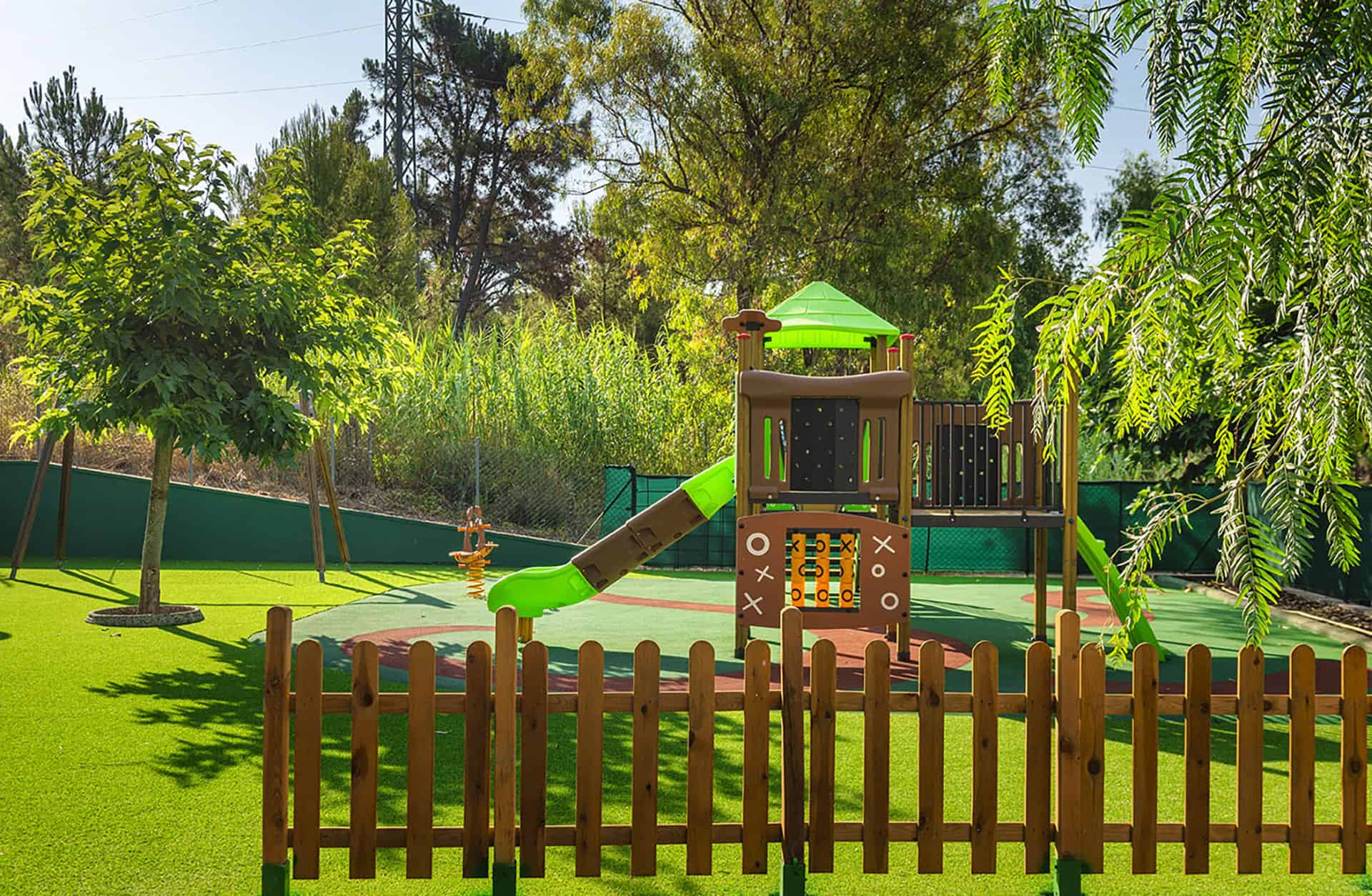 Aire de jeux pour enfants de la résidence de vacances Els Llorers à Lloret de Mar, sur la Costa Brava, en Espagne Aire de jeux pour enfants de la résidence de vacances Els Llorers à Lloret de Mar, sur la Costa Brava, en Espagne