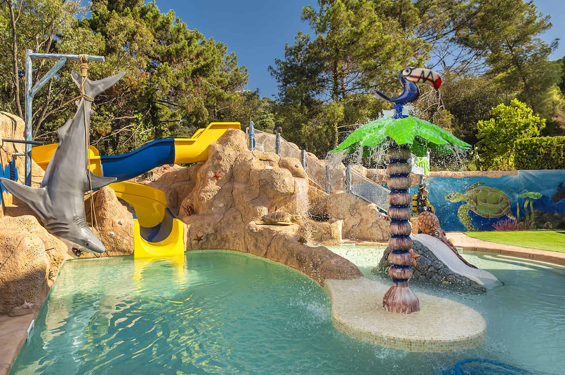 Parc aquatique de la résidence de vacances Els Llorers à Lloret de Mar, sur la Costa Brava, en Espagne Parc aquatique de la résidence de vacances Els Llorers à Lloret de Mar, sur la Costa Brava, en Espagne