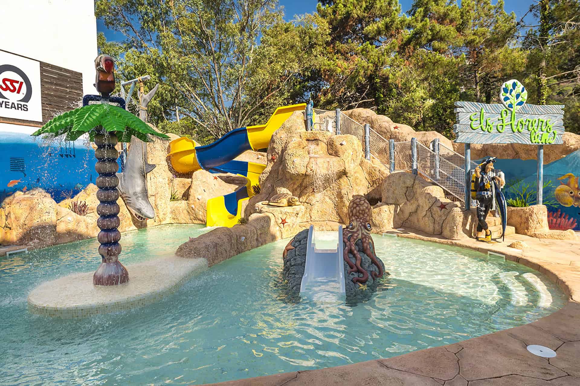 Parc aquatique de la résidence de vacances Els Llorers à Lloret de Mar, sur la Costa Brava, en Espagne Parc aquatique de la résidence de vacances Els Llorers à Lloret de Mar, sur la Costa Brava, en Espagne