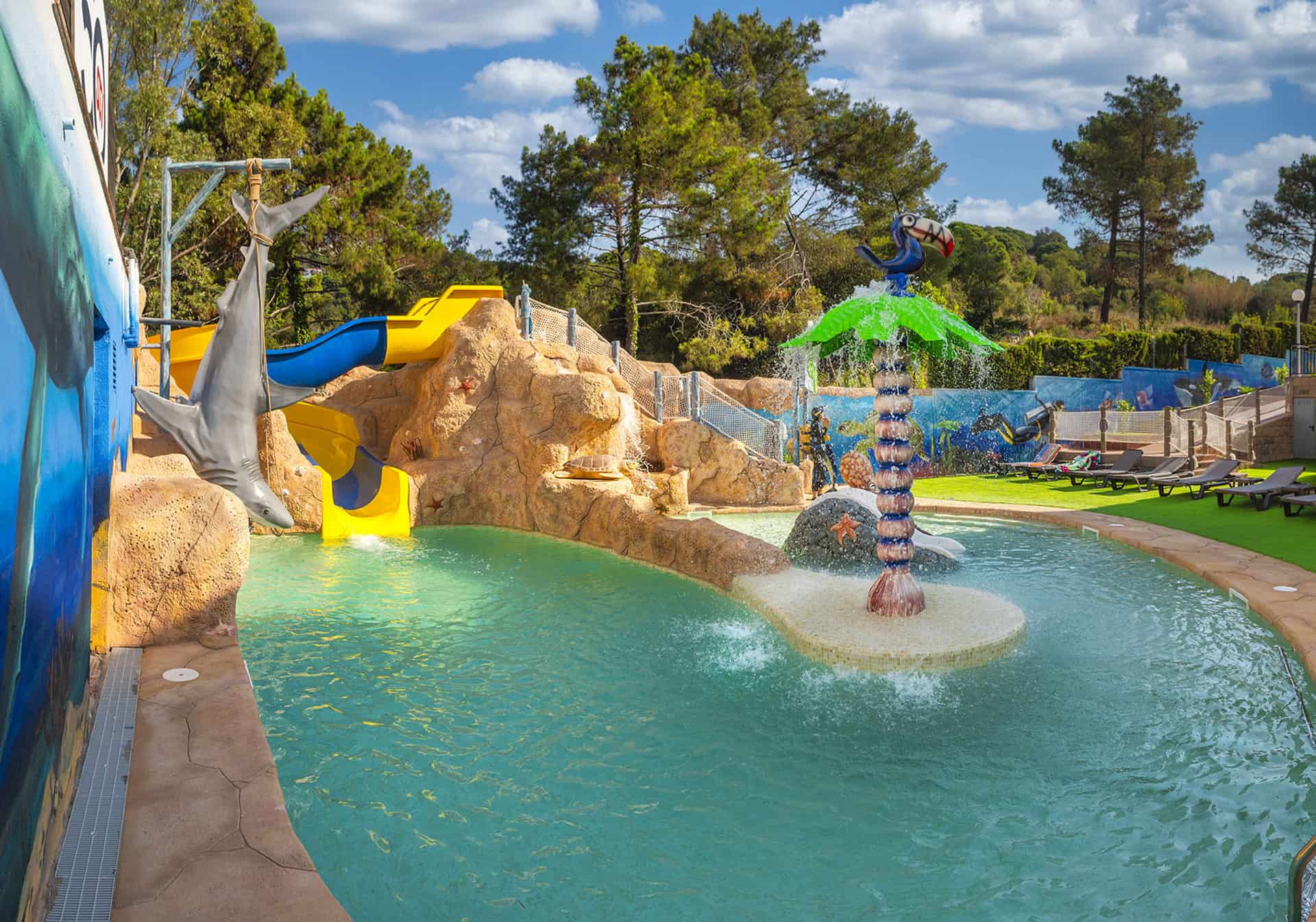 Parc aquatique de la résidence de vacances Els Llorers à Lloret de Mar, sur la Costa Brava, en Espagne Parc aquatique de la résidence de vacances Els Llorers à Lloret de Mar, sur la Costa Brava, en Espagne