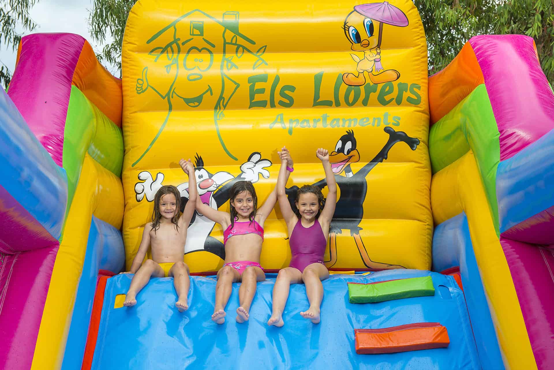 Toboggan du parc aquatique de la résidence de vacances Els Llorers à Lloret de Mar, sur la Costa Brava, en Espagne Toboggan du parc aquatique de la résidence de vacances Els Llorers à Lloret de Mar, sur la Costa Brava, en Espagne