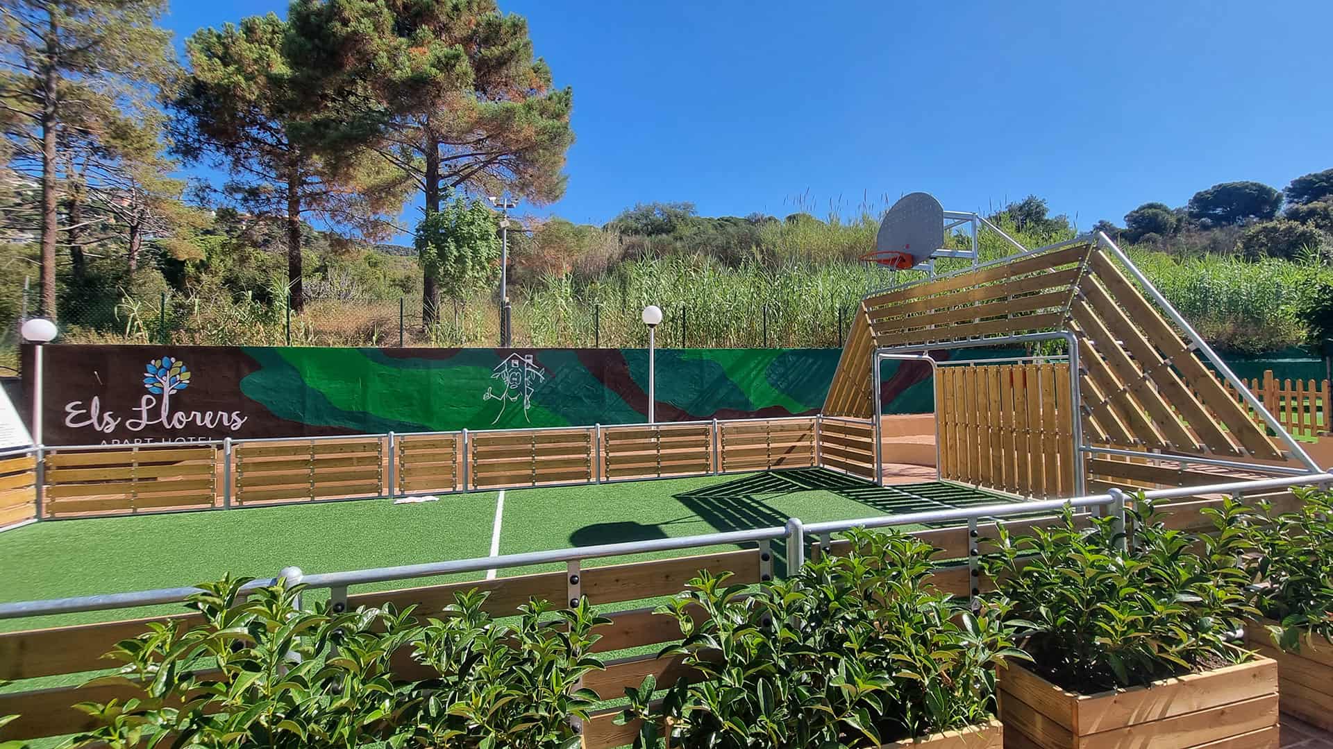 City stade de la résidence de vacances Els Llorers à Lloret de Mar, sur la Costa Brava, en Espagne City stade de la résidence de vacances Els Llorers à Lloret de Mar, sur la Costa Brava, en Espagne