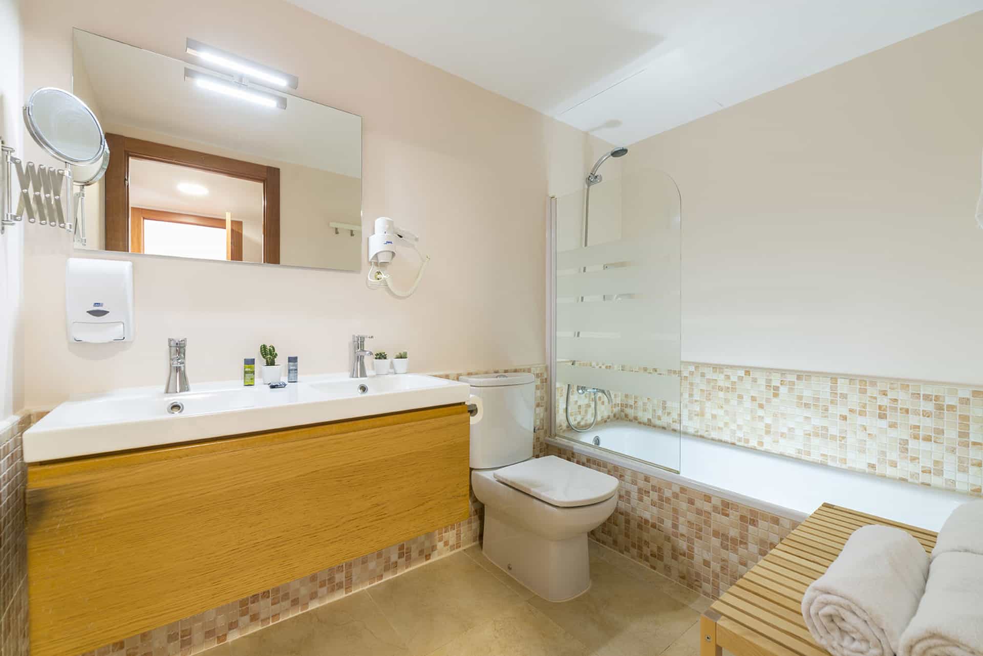 Exemple de salle de bain de la résidence de vacances Els Llorers à Lloret de Mar, sur la Costa Brava, en Espagne Exemple de salle de bain de la résidence de vacances Els Llorers à Lloret de Mar, sur la Costa Brava, en Espagne