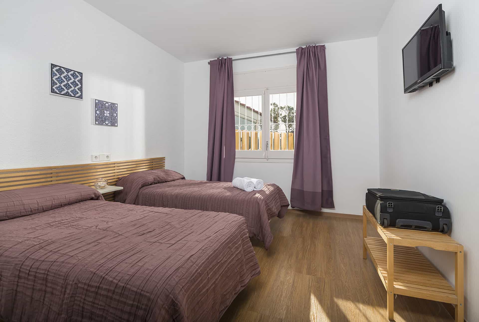 Exemple de chambre de la résidence de vacances Els Llorers à Lloret de Mar, sur la Costa Brava, en Espagne Exemple de chambre de la résidence de vacances Els Llorers à Lloret de Mar, sur la Costa Brava, en Espagne