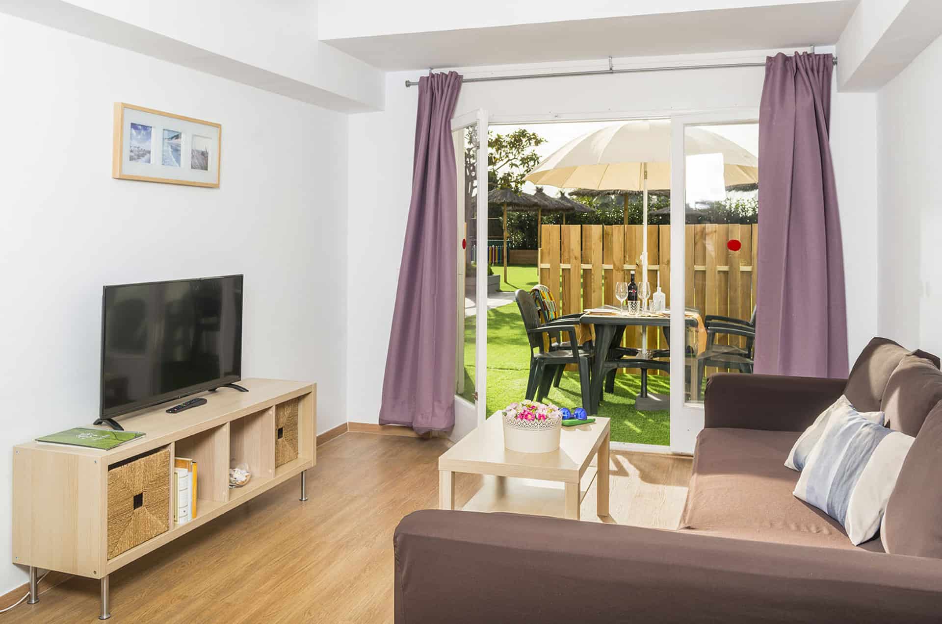 Exemple de salon de la résidence de vacances Els Llorers à Lloret de Mar, sur la Costa Brava, en Espagne Exemple de salon de la résidence de vacances Els Llorers à Lloret de Mar, sur la Costa Brava, en Espagne