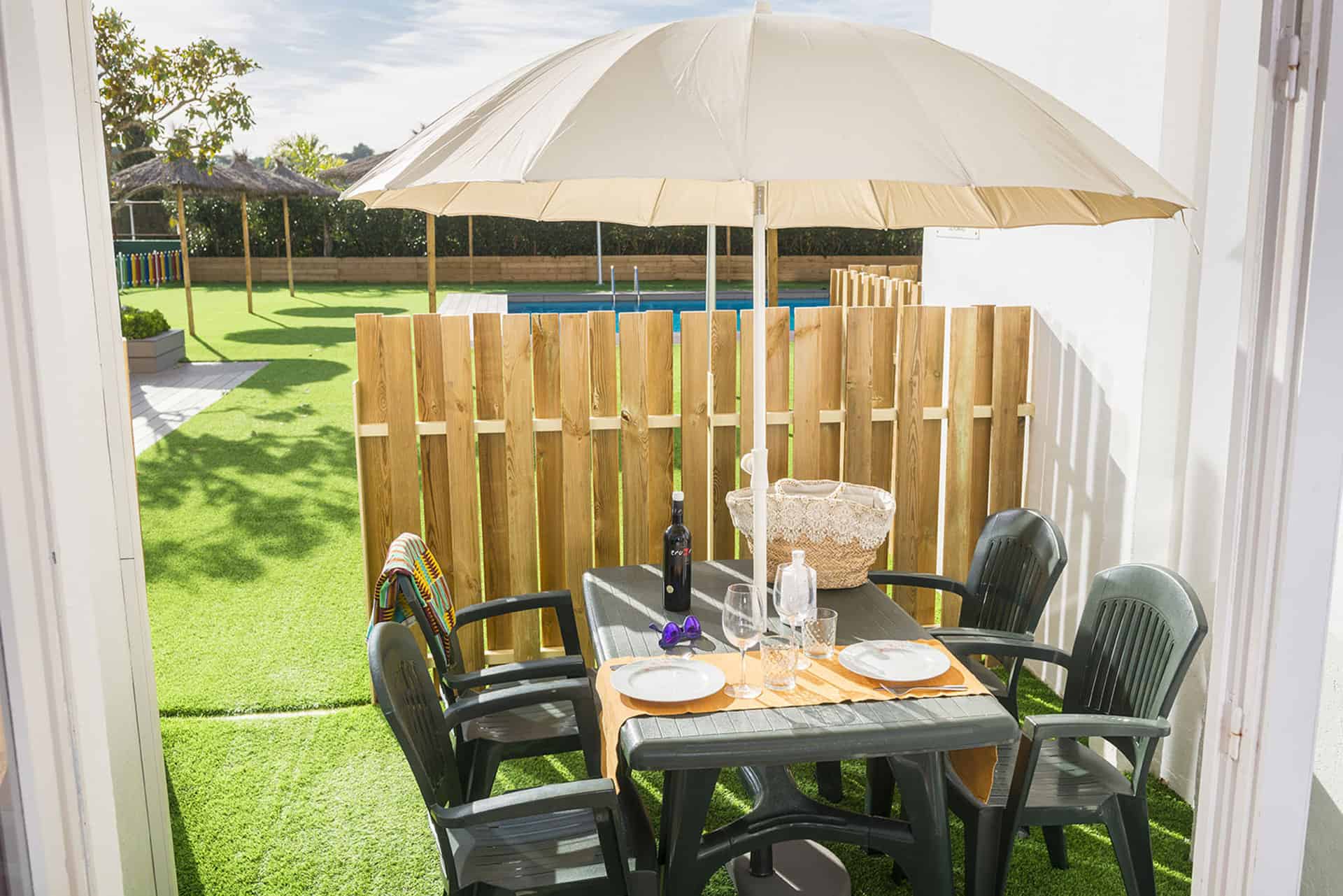 Exemple de terrasse de la résidence de vacances Els Llorers à Lloret de Mar, sur la Costa Brava, en Espagne Exemple de terrasse de la résidence de vacances Els Llorers à Lloret de Mar, sur la Costa Brava, en Espagne