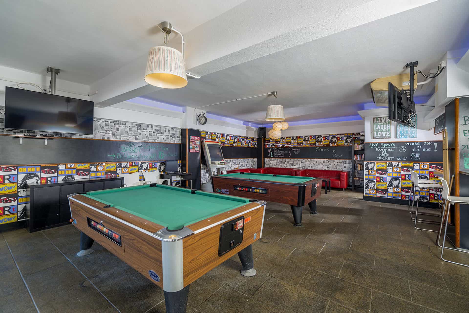 Billards de la résidence de vacances Els Llorers à Lloret de Mar, sur la Costa Brava, en Espagne Billards de la résidence de vacances Els Llorers à Lloret de Mar, sur la Costa Brava, en Espagne