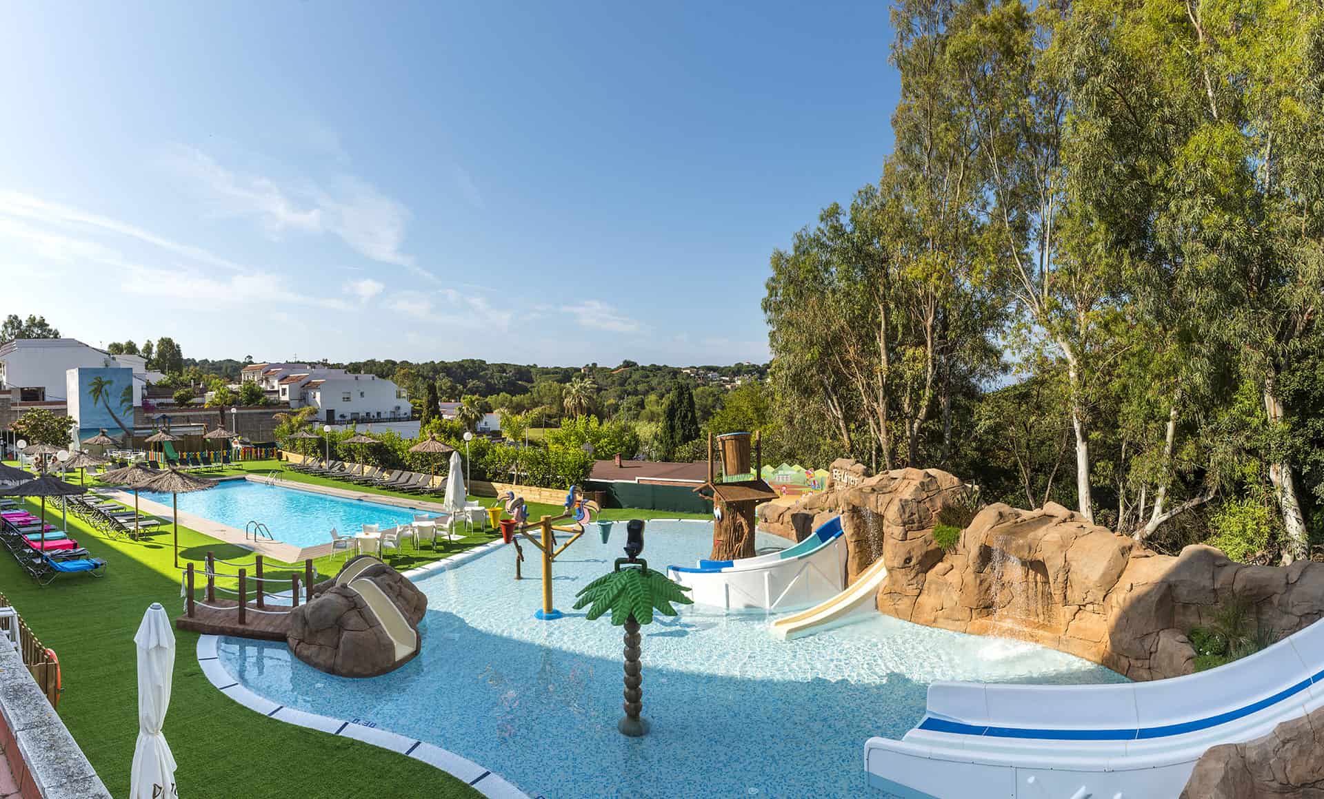 Piscines extérieures de la résidence de vacances Els Llorers à Lloret de Mar, sur la Costa Brava, en Espagne Piscines extérieures de la résidence de vacances Els Llorers à Lloret de Mar, sur la Costa Brava, en Espagne