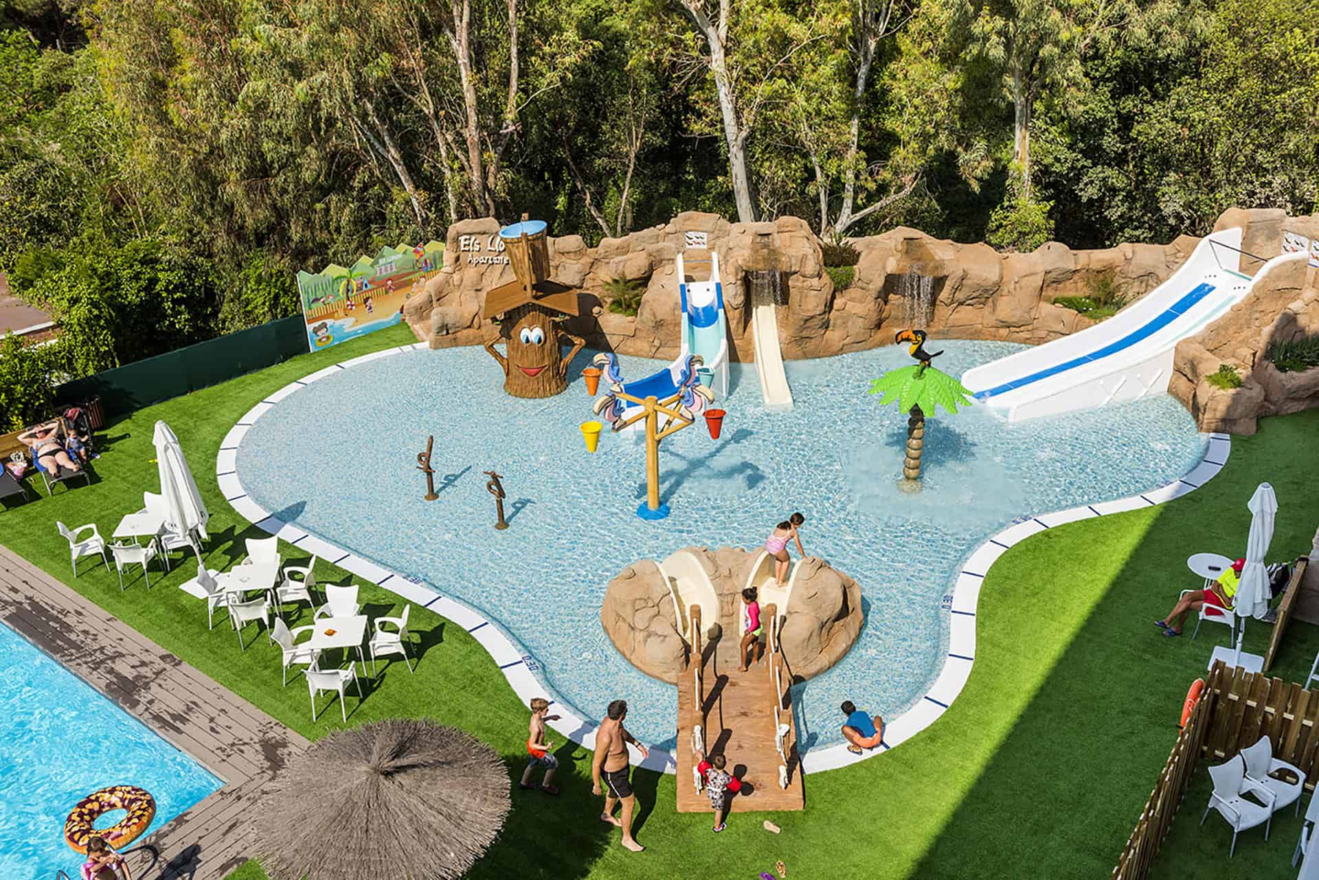 Piscines extérieures de la résidence de vacances Els Llorers à Lloret de Mar, sur la Costa Brava, en Espagne Piscines extérieures de la résidence de vacances Els Llorers à Lloret de Mar, sur la Costa Brava, en Espagne