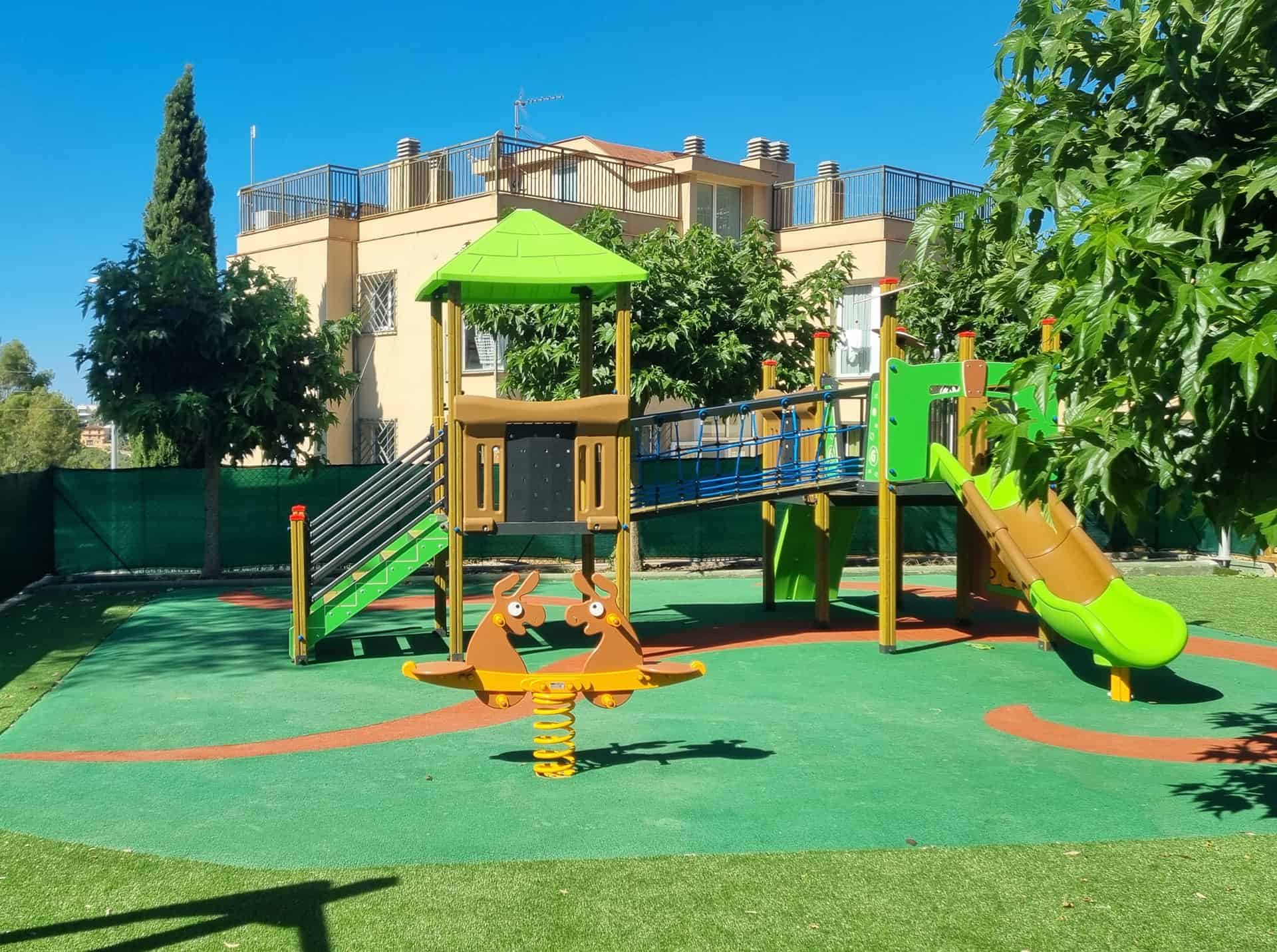 Aire de jeux pour enfants de la résidence de vacances Els Llorers à Lloret de Mar, sur la Costa Brava, en Espagne Aire de jeux pour enfants de la résidence de vacances Els Llorers à Lloret de Mar, sur la Costa Brava, en Espagne