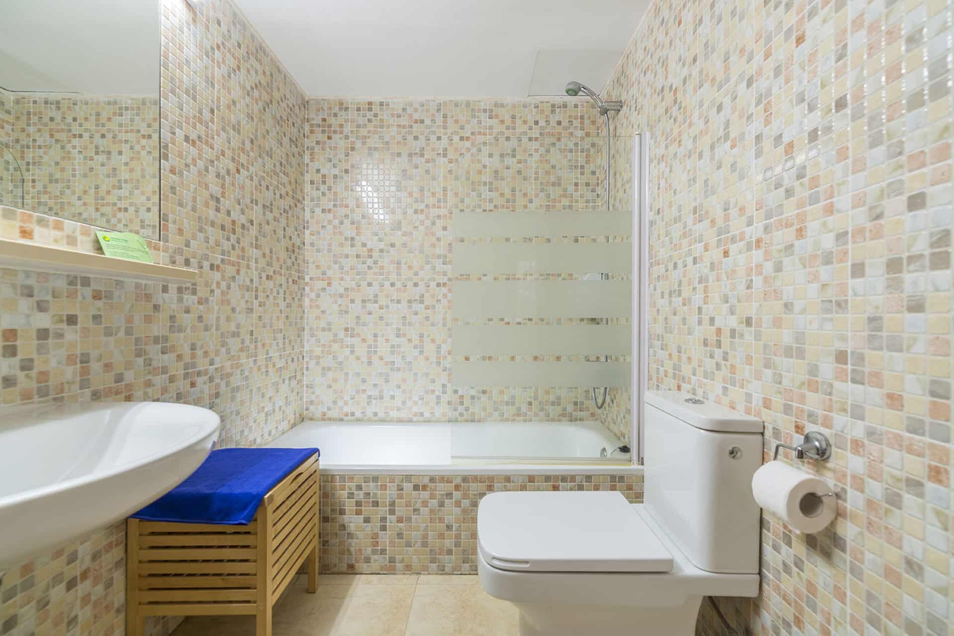 Exemple de salle de bain de la résidence de vacances Els Llorers à Lloret de Mar, sur la Costa Brava, en Espagne Exemple de salle de bain de la résidence de vacances Els Llorers à Lloret de Mar, sur la Costa Brava, en Espagne