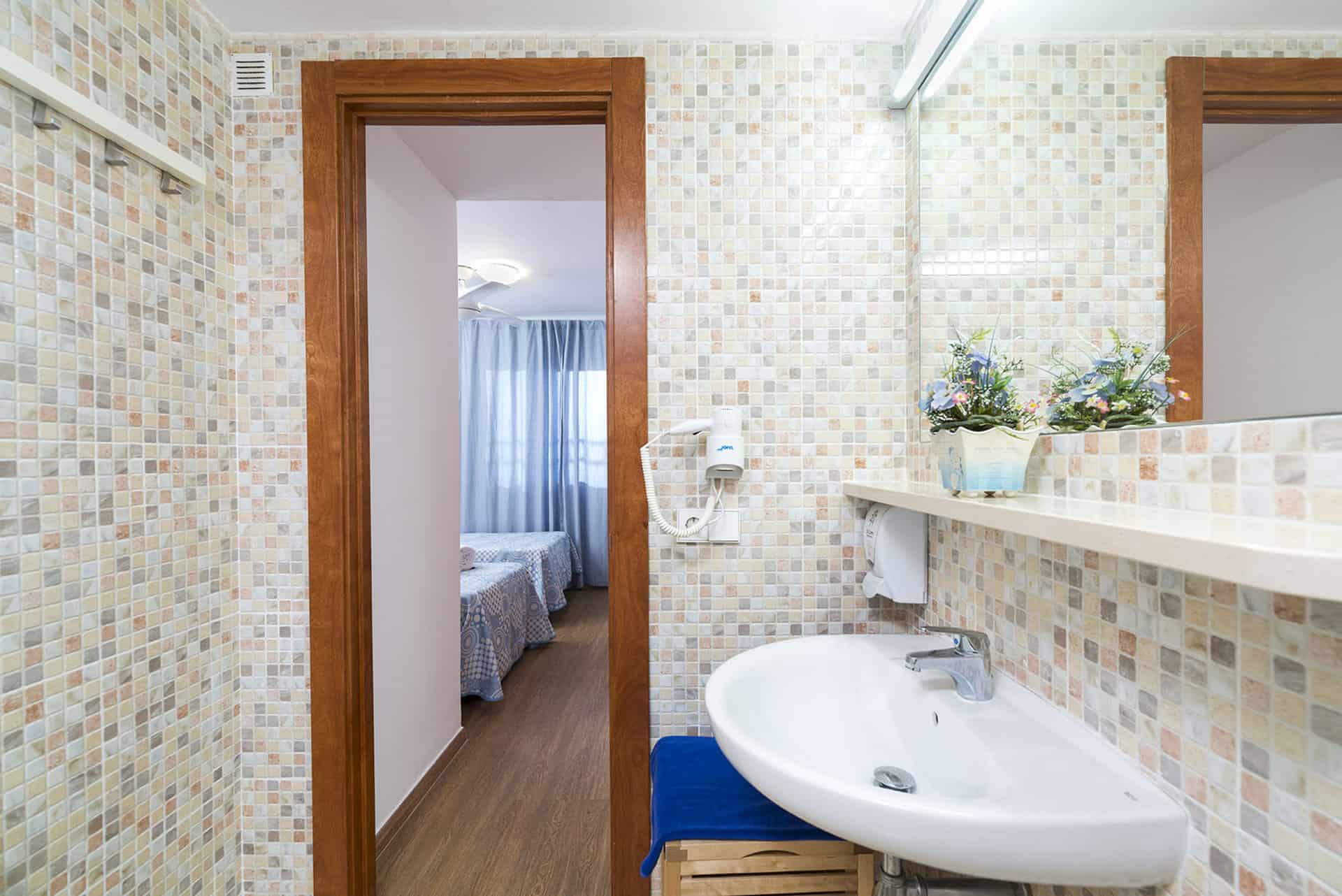 Exemple de salle de bain de la résidence de vacances Els Llorers à Lloret de Mar, sur la Costa Brava, en Espagne Exemple de salle de bain de la résidence de vacances Els Llorers à Lloret de Mar, sur la Costa Brava, en Espagne
