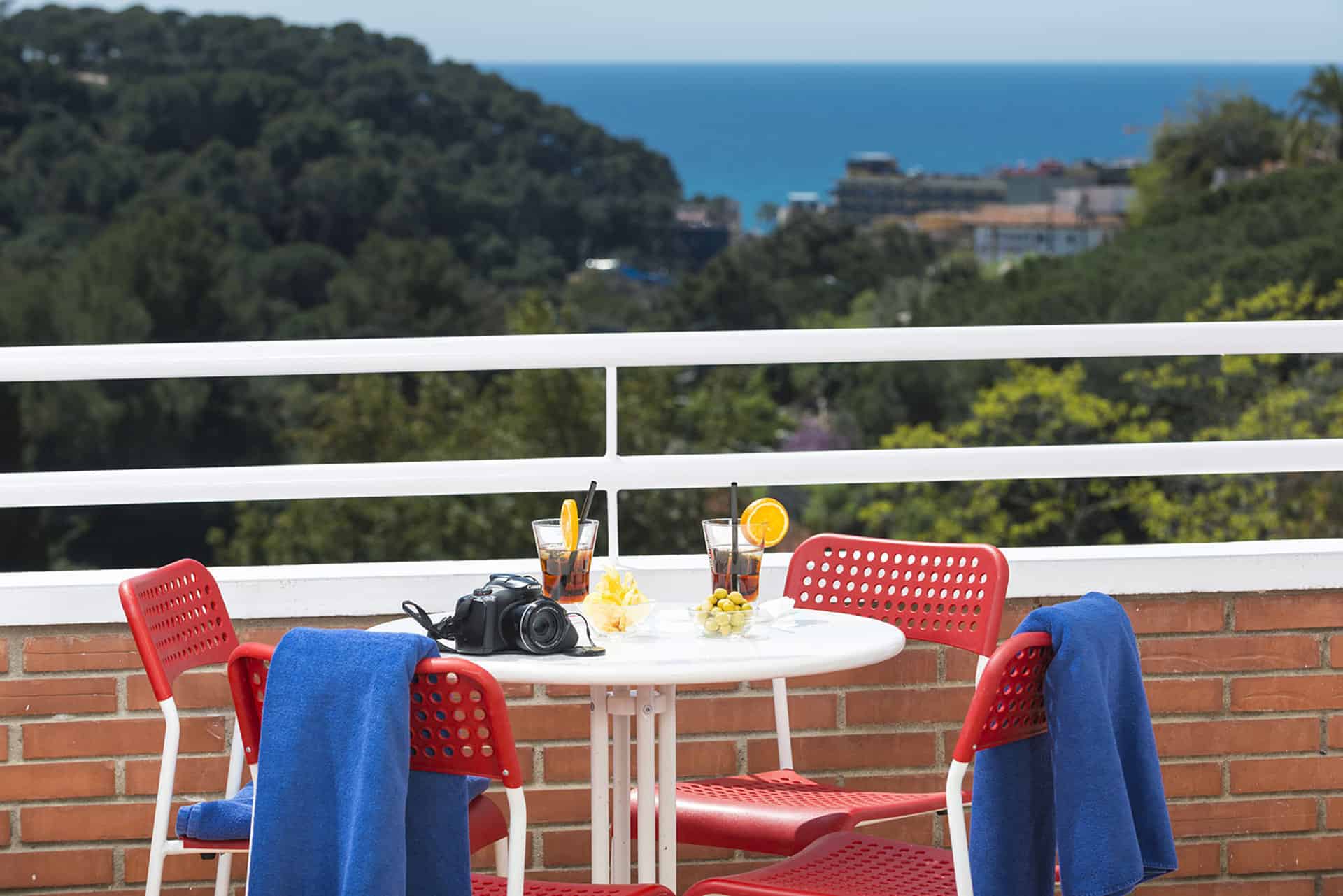 Exemple d'appartement avec vue mer de la résidence de vacances Els Llorers à Lloret de Mar, sur la Costa Brava, en Espagne Exemple d'appartement avec vue mer de la résidence de vacances Els Llorers à Lloret de Mar, sur la Costa Brava, en Espagne
