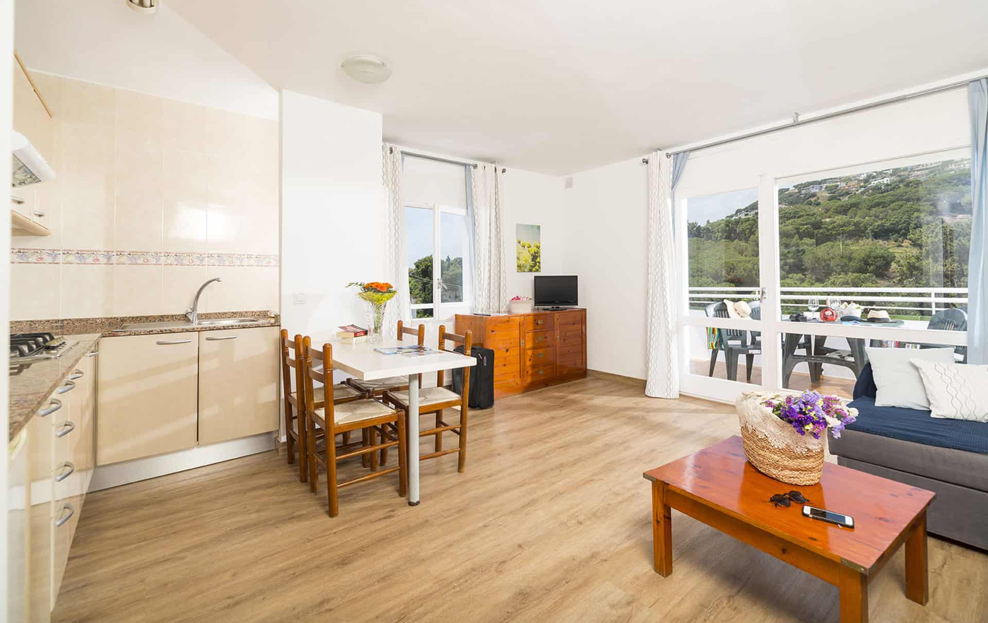 Exemple d'appartement avec vue montagne de la résidence de vacances Els Llorers à Lloret de Mar, sur la Costa Brava, en Espagne Exemple d'appartement avec vue montagne de la résidence de vacances Els Llorers à Lloret de Mar, sur la Costa Brava, en Espagne
