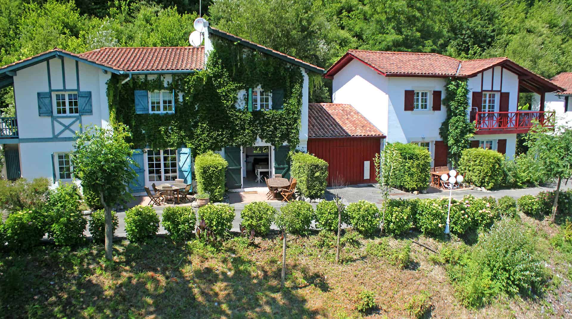 La résidence de vacances Les Collines Iduki à la Bastide de Clairence à proximité d'Espelette La résidence de vacances Les Collines Iduki à la Bastide de Clairence à proximité d'Espelette