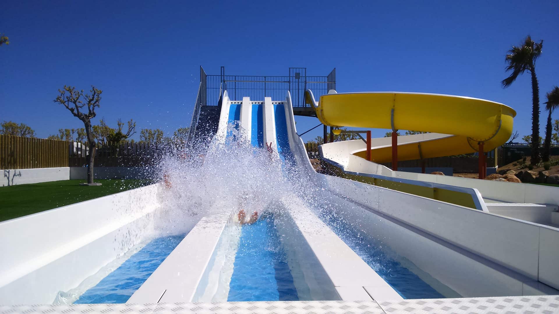 Toboggans aquatiques de la résidence de vacances Resort Els Pins à Malgrat de Mar, sur la Costa Barcelona, en Espagne Toboggans aquatiques de la résidence de vacances Resort Els Pins à Malgrat de Mar, sur la Costa Barcelona, en Espagne