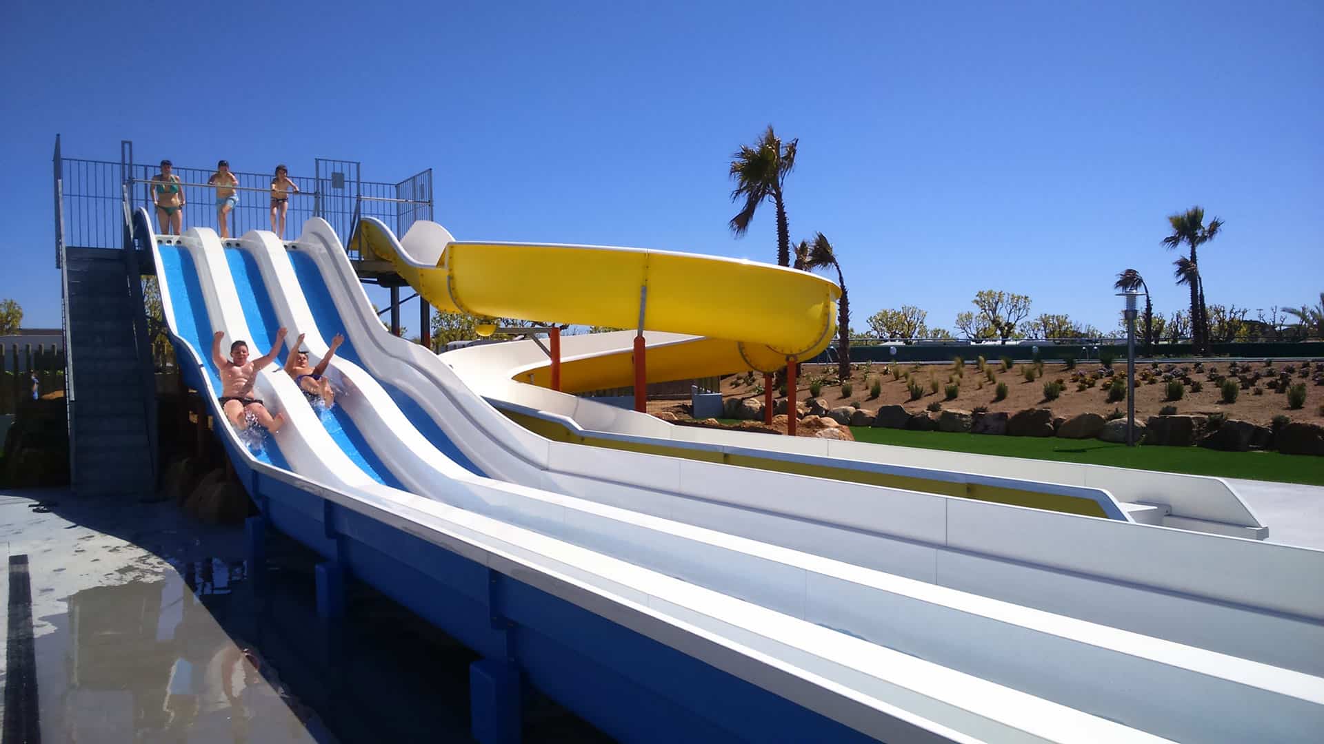 Toboggans aquatiques de la résidence de vacances Resort Els Pins à Malgrat de Mar, sur la Costa Barcelona, en Espagne Toboggans aquatiques de la résidence de vacances Resort Els Pins à Malgrat de Mar, sur la Costa Barcelona, en Espagne