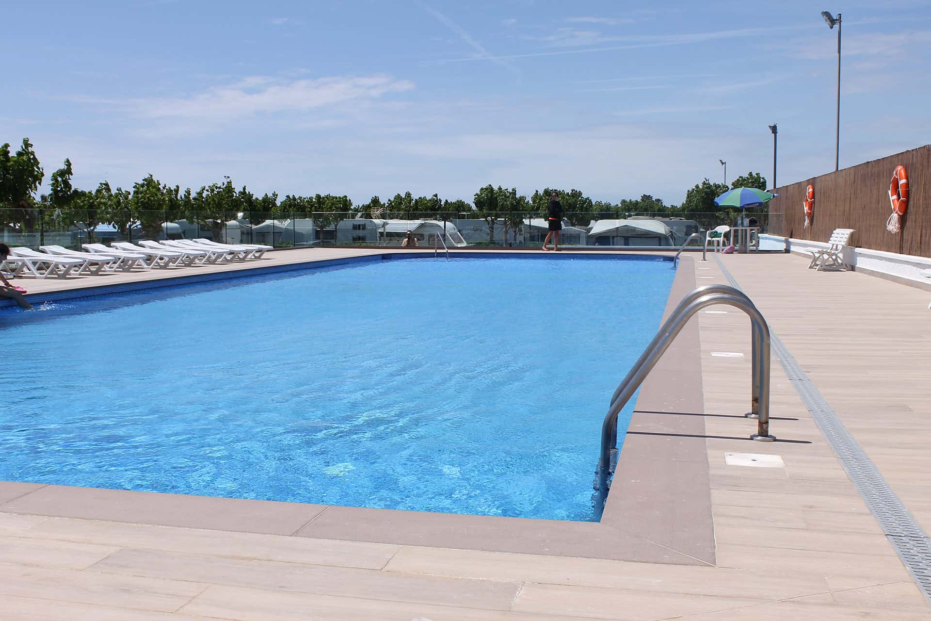 Piscine extérieure de la résidence de vacances Resort Els Pins à Malgrat de Mar, sur la Costa Barcelona, en Espagne Piscine extérieure de la résidence de vacances Resort Els Pins à Malgrat de Mar, sur la Costa Barcelona, en Espagne