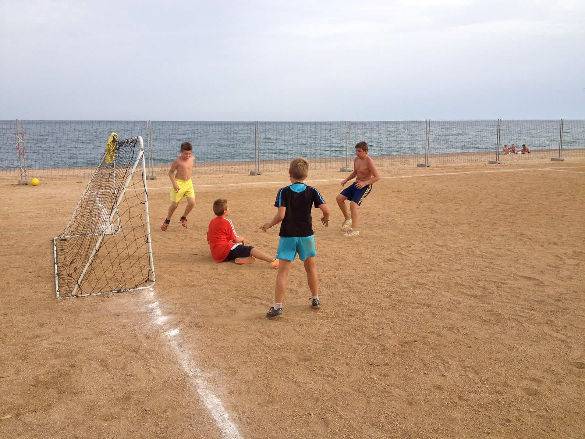 Terrain de foot sur la plage à proximité de la résidence de vacances Resort Els Pins à Malgrat de Mar, sur la Costa Barcelona, en Espagne Terrain de foot sur la plage à proximité de la résidence de vacances Resort Els Pins à Malgrat de Mar, sur la Costa Barcelona, en Espagne