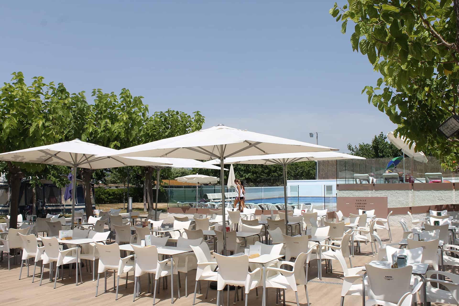 Terrasse bar de la résidence de vacances Resort Els Pins à Malgrat de Mar, sur la Costa Barcelona, en Espagne Terrasse bar de la résidence de vacances Resort Els Pins à Malgrat de Mar, sur la Costa Barcelona, en Espagne