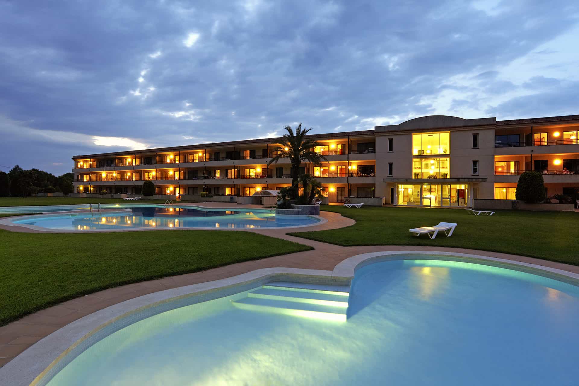 Piscine extérieure de la résidence de vacances Aparthotel Golf Beach à Playa de Pals sur la Costa Brava, en Espagne Piscine extérieure de la résidence de vacances Aparthotel Golf Beach à Playa de Pals sur la Costa Brava, en Espagne