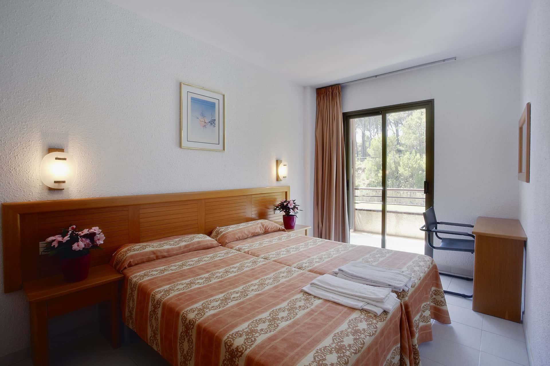 Exemple de chambre de la résidence de vacances Aparthotel Golf Beach à Playa de Pals sur la Costa Brava, en Espagne Exemple de chambre de la résidence de vacances Aparthotel Golf Beach à Playa de Pals sur la Costa Brava, en Espagne