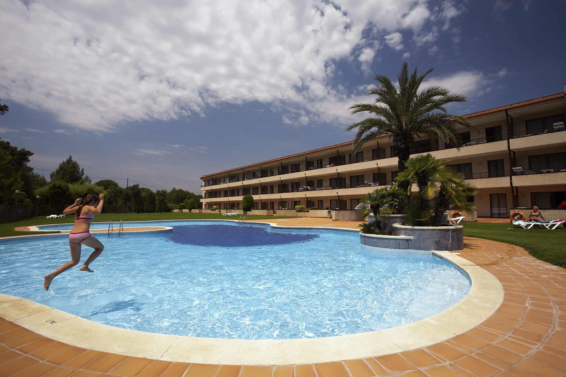 Piscine extérieure de la résidence de vacances Aparthotel Golf Beach à Playa de Pals sur la Costa Brava, en Espagne Piscine extérieure de la résidence de vacances Aparthotel Golf Beach à Playa de Pals sur la Costa Brava, en Espagne