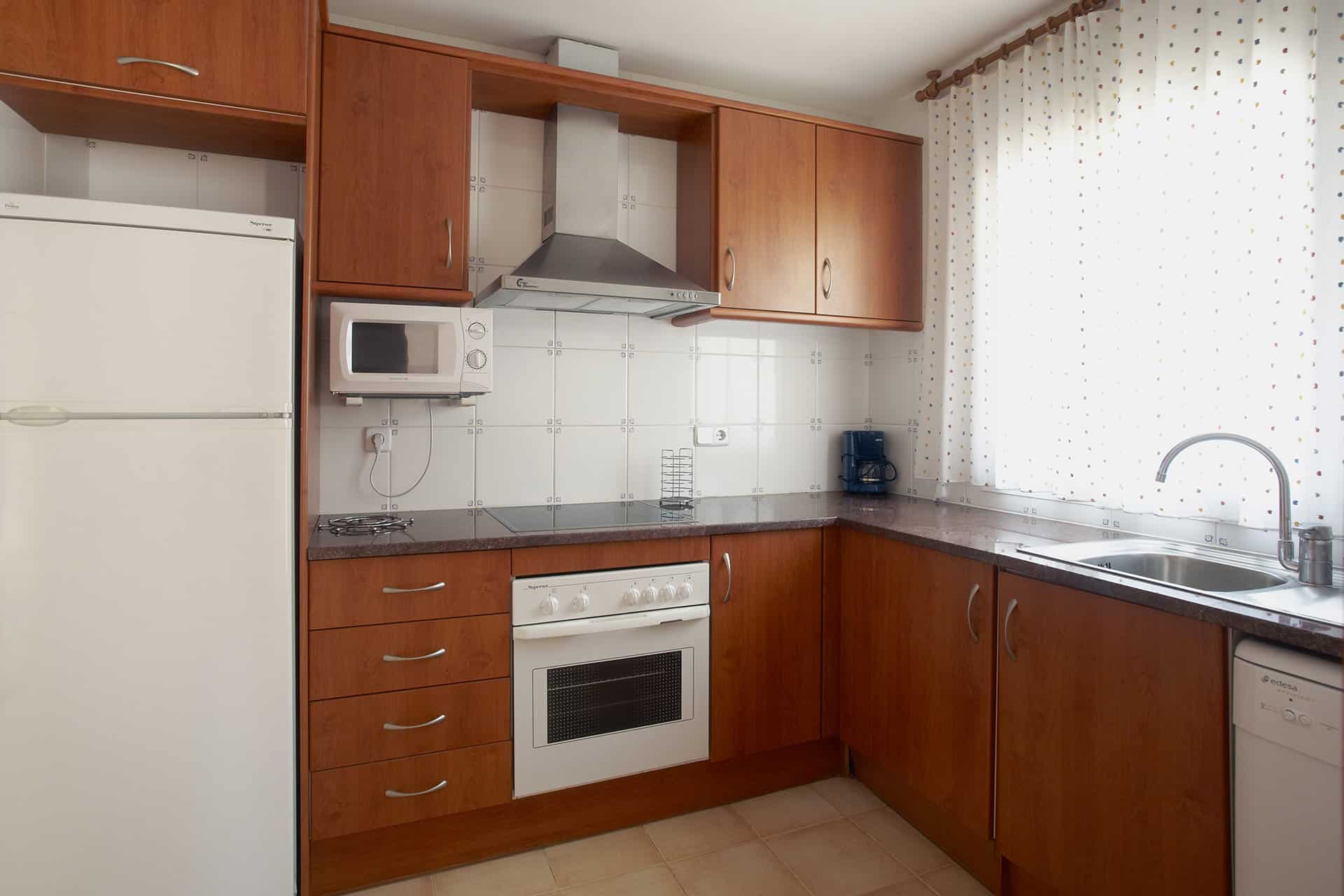 Exemple de cuisine d'une maisonnette du Village Golf Beach à Playa de Pals sur la Costa Brava, en Espagne Exemple de cuisine d'une maisonnette du Village Golf Beach à Playa de Pals sur la Costa Brava, en Espagne