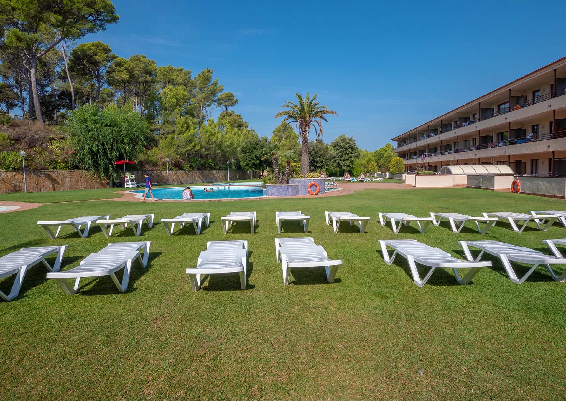 Solarium de la résidence de vacances Golf Beach Aparthotel à Playa de Pals sur la Costa Brava, en Espagne Solarium de la résidence de vacances Golf Beach Aparthotel à Playa de Pals sur la Costa Brava, en Espagne