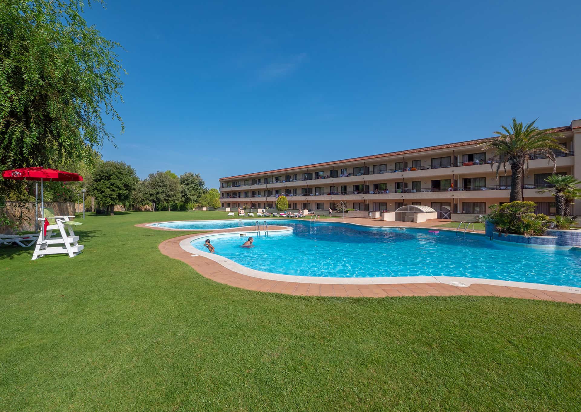 Piscine extérieure de la résidence de vacances Golf Beach Aparthotel à Playa de Pals sur la Costa Brava, en Espagne Piscine extérieure de la résidence de vacances Golf Beach Aparthotel à Playa de Pals sur la Costa Brava, en Espagne