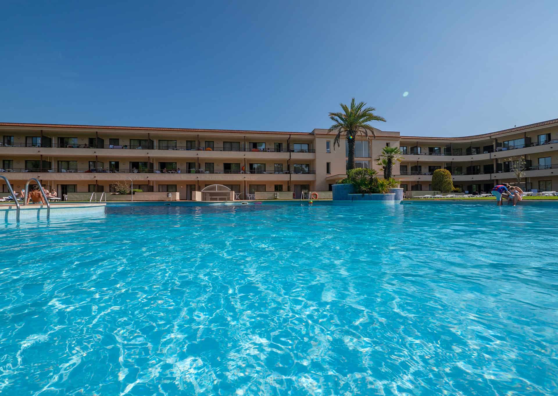 Piscine extérieure de la résidence de vacances Golf Beach Aparthotel à Playa de Pals sur la Costa Brava, en Espagne Piscine extérieure de la résidence de vacances Golf Beach Aparthotel à Playa de Pals sur la Costa Brava, en Espagne