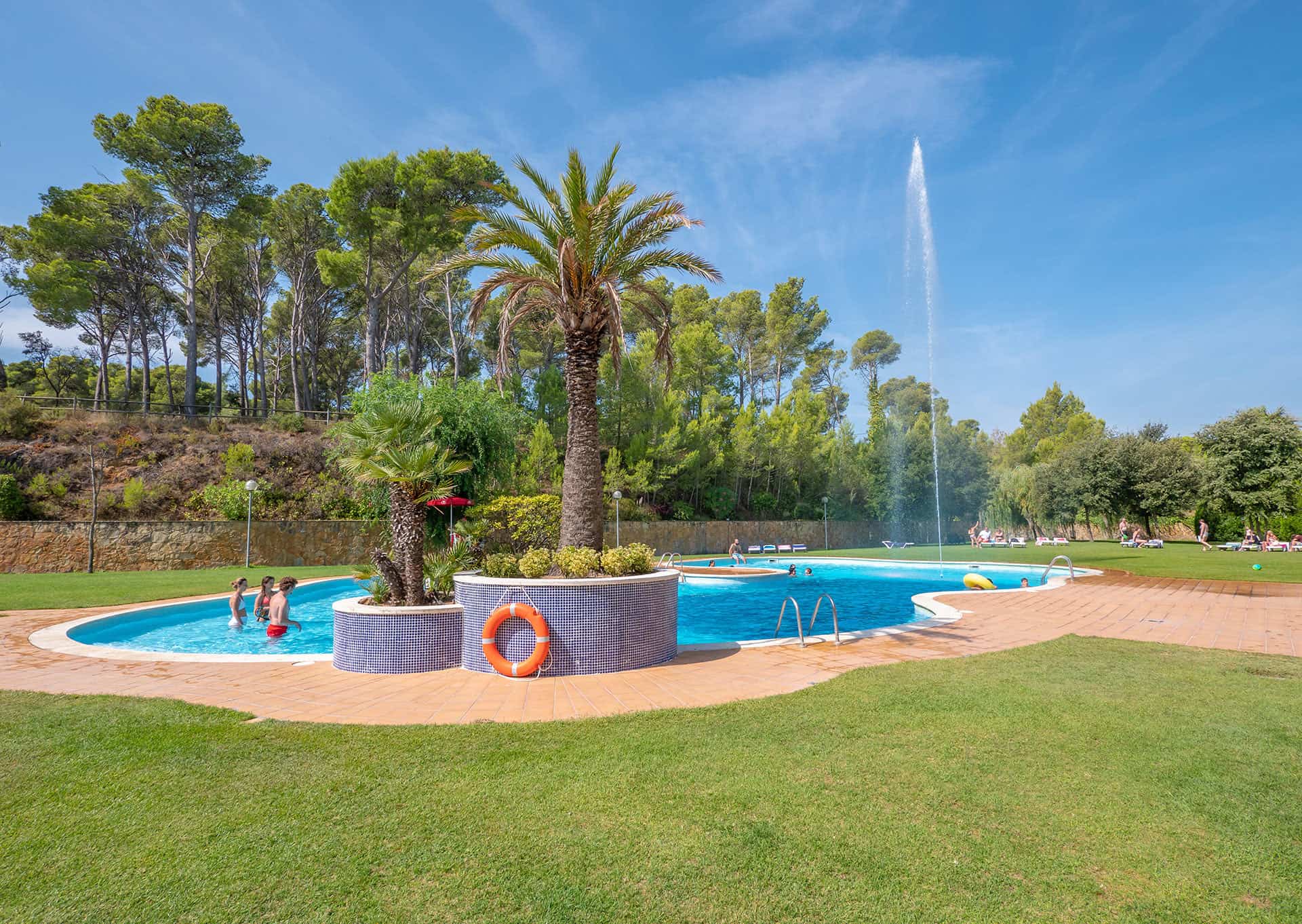 Piscine extérieure de la résidence de vacances Golf Beach Aparthotel à Playa de Pals sur la Costa Brava, en Espagne Piscine extérieure de la résidence de vacances Golf Beach Aparthotel à Playa de Pals sur la Costa Brava, en Espagne