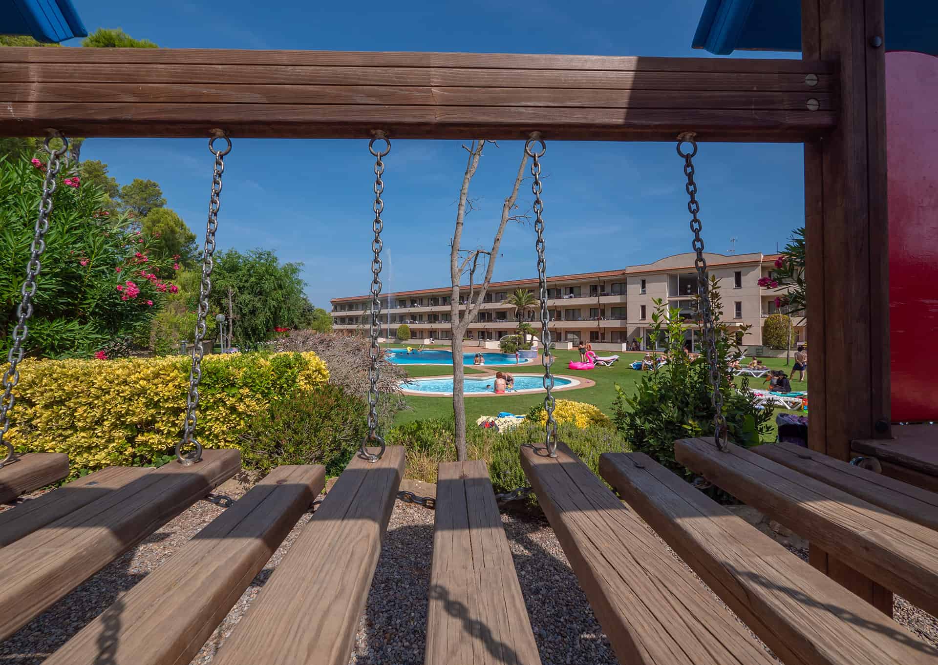 Aire de jeux et piscine extérieure de la résidence de vacances Aparthotel Golf Beach à Playa de Pals sur la Costa Brava, en Espagne Aire de jeux et piscine extérieure de la résidence de vacances Aparthotel Golf Beach à Playa de Pals sur la Costa Brava, en Espagne