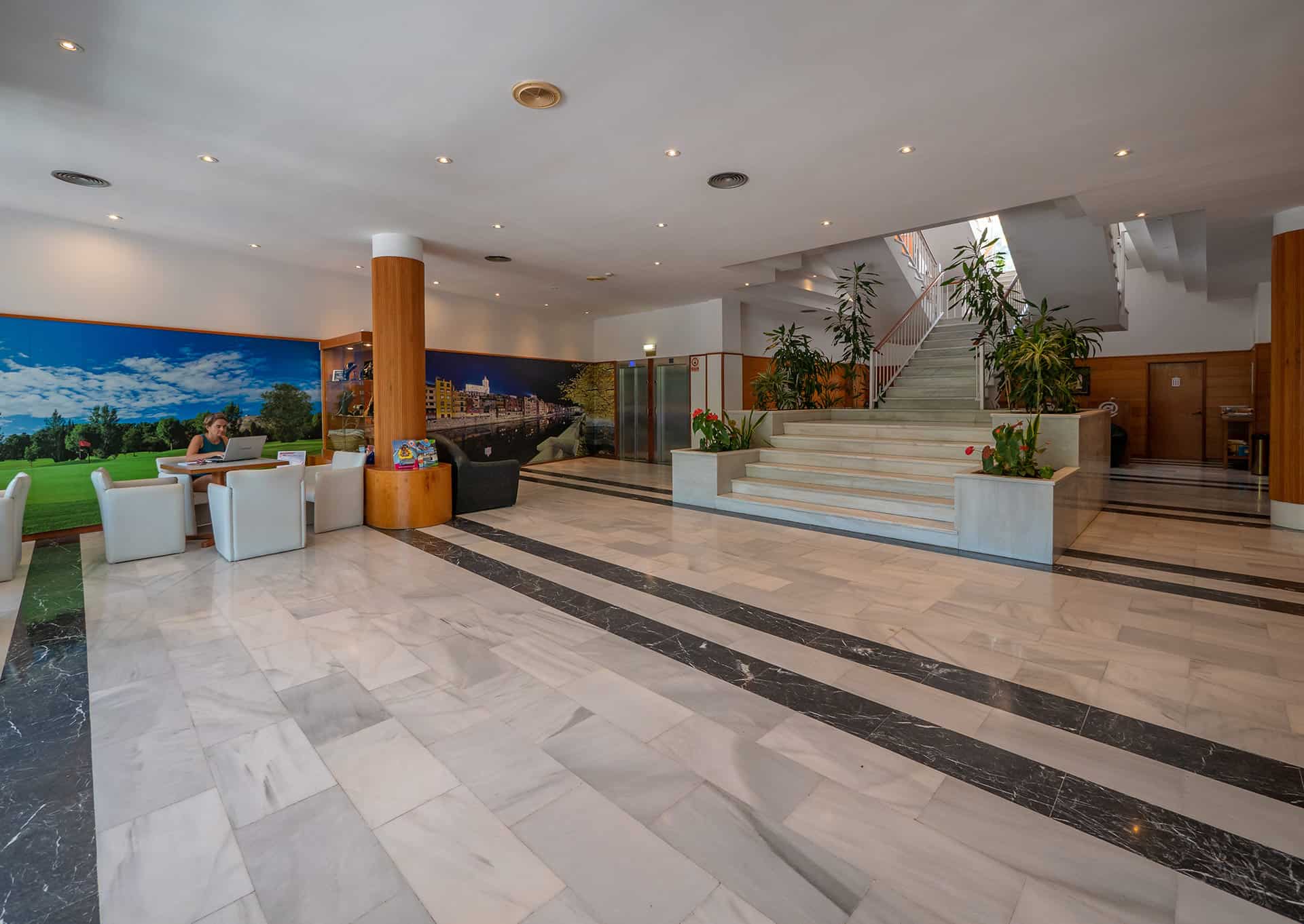 Réception de la résidence de vacances Golf Beach Aparthotel et Village à Playa de Pals, sur la Costa Brava, en Espagne Réception de la résidence de vacances Golf Beach Aparthotel et Village à Playa de Pals, sur la Costa Brava, en Espagne