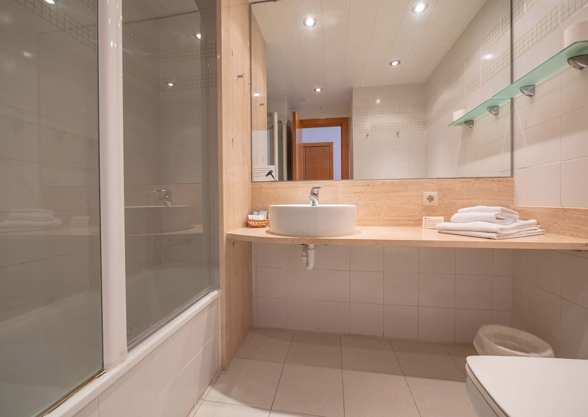 Exemple de salle de bain de la résidence de vacances Golf Beach Aparthotel à Playa de Pals sur la Costa Brava, en Espagne Exemple de salle de bain de la résidence de vacances Golf Beach Aparthotel à Playa de Pals sur la Costa Brava, en Espagne