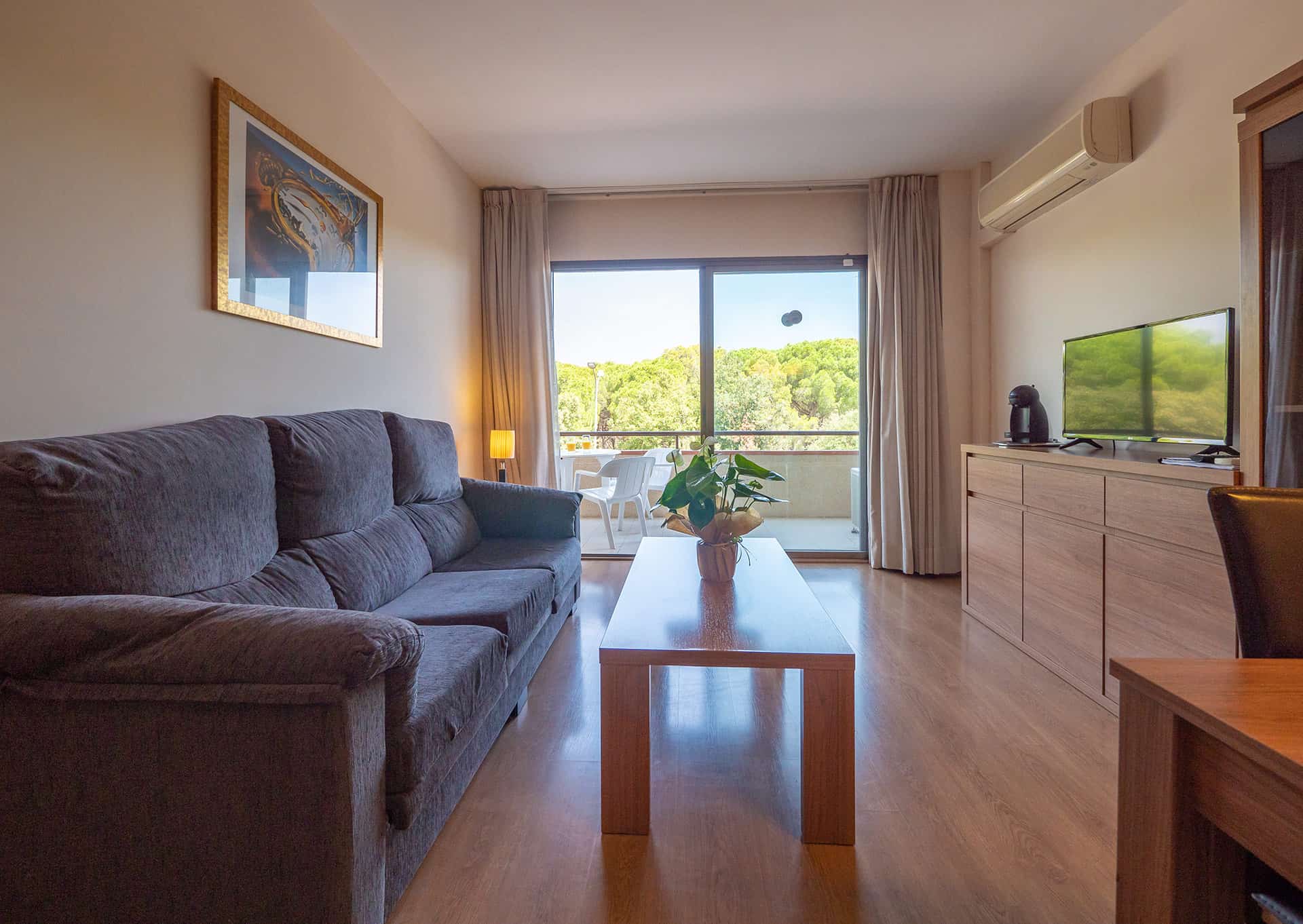 Exemple d'un séjour rénové (2P 2/4 pers.) de la résidence de vacances Golf Beach Aparthotel et Village à Playa de Pals, sur la Costa Brava, en Espagne Exemple d'un séjour rénové (2P 2/4 pers.) de la résidence de vacances Golf Beach Aparthotel et Village à Playa de Pals, sur la Costa Brava, en Espagne