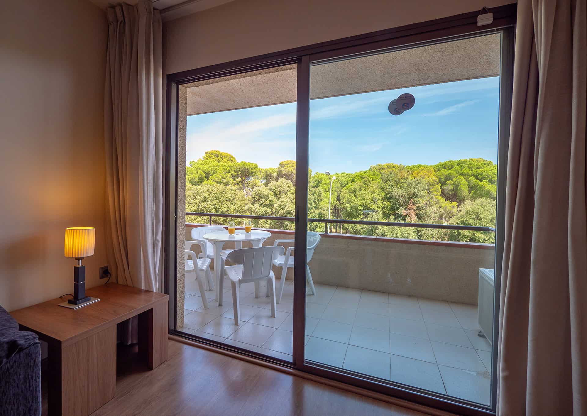 Exemple de balcon de la résidence de vacances Golf Beach Aparthotel à Playa de Pals sur la Costa Brava, en Espagne Exemple de balcon de la résidence de vacances Golf Beach Aparthotel à Playa de Pals sur la Costa Brava, en Espagne
