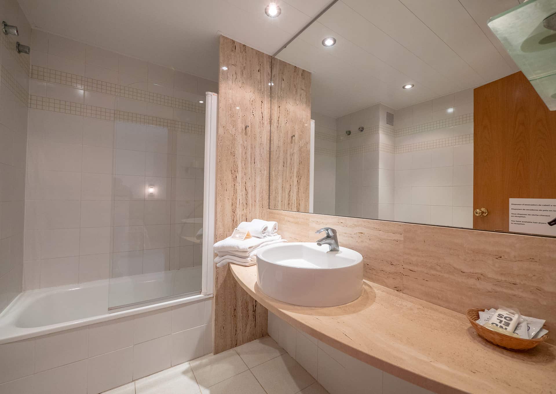 Exemple de salle de bain de la résidence de vacances Golf Beach Aparthotel à Playa de Pals sur la Costa Brava, en Espagne Exemple de salle de bain de la résidence de vacances Golf Beach Aparthotel à Playa de Pals sur la Costa Brava, en Espagne