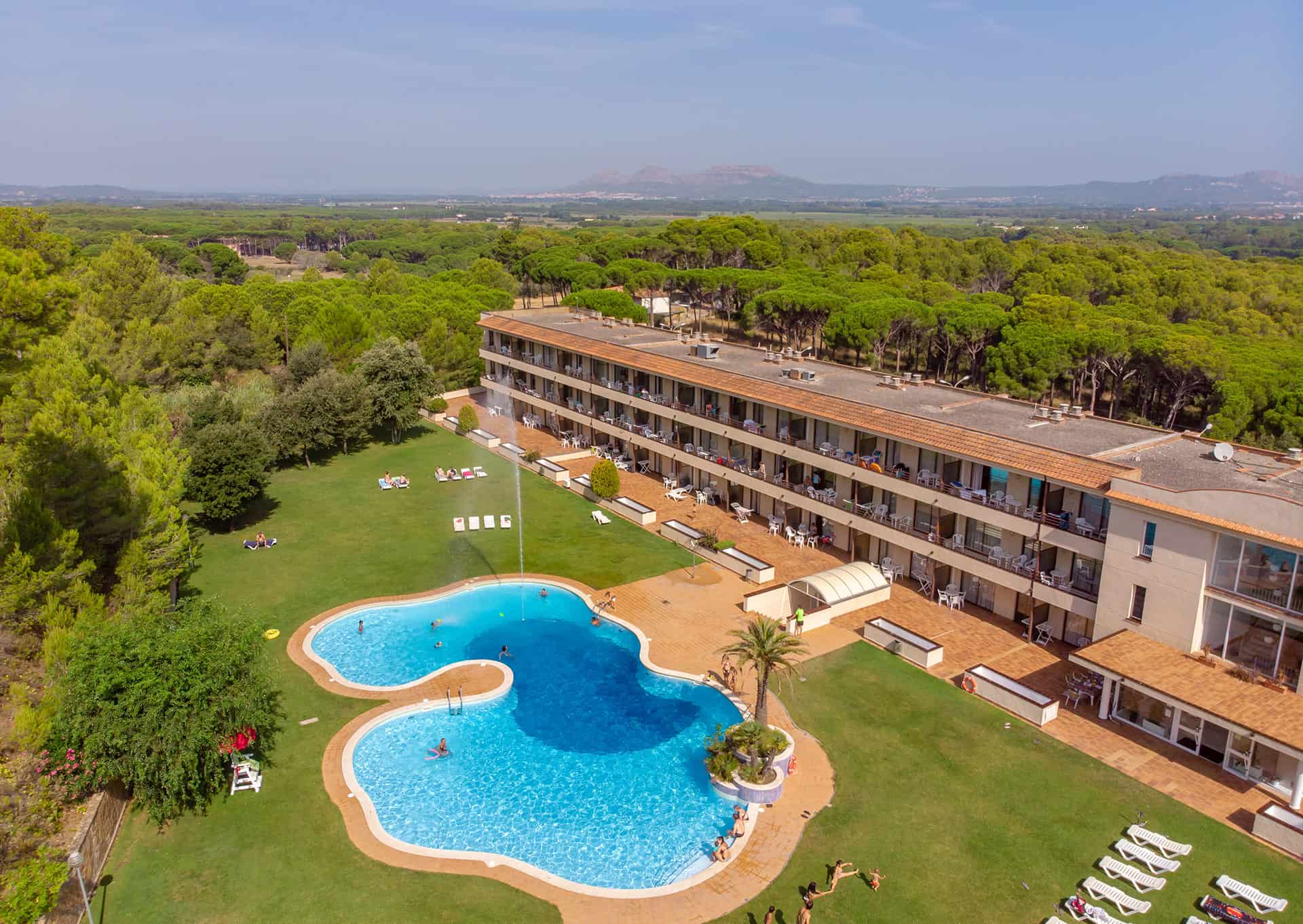 Vue aérienne de la résidence de vacances Golf Beach Aparthotel à Playa de Pals sur la Costa Brava, en Espagne Vue aérienne de la résidence de vacances Golf Beach Aparthotel à Playa de Pals sur la Costa Brava, en Espagne