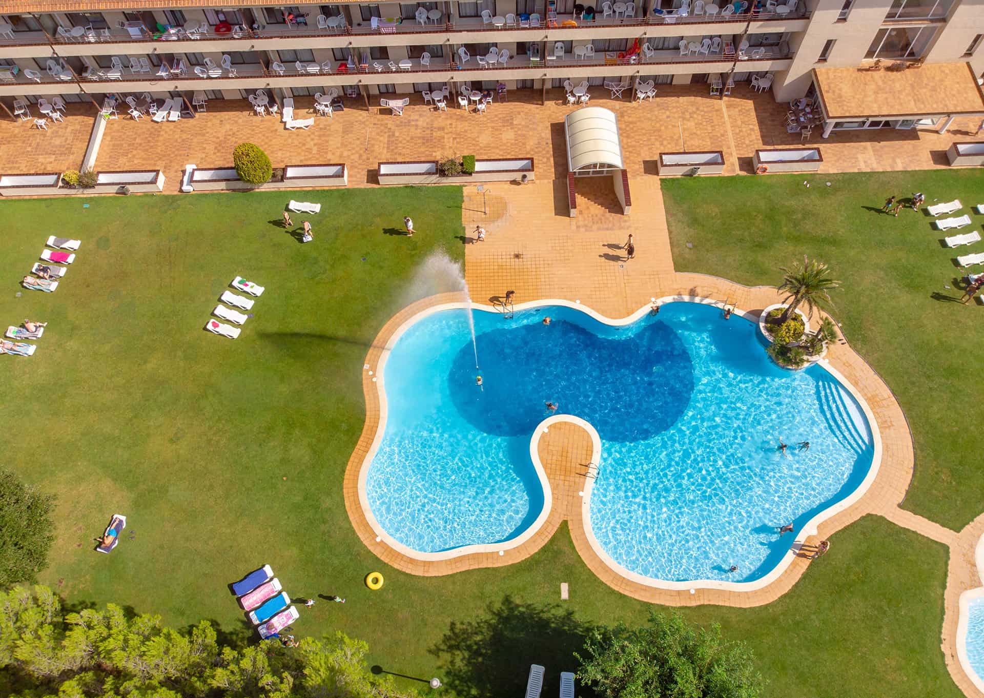 Vue aérienne de la résidence de vacances Golf Beach Aparthotel à Playa de Pals sur la Costa Brava, en Espagne Vue aérienne de la résidence de vacances Golf Beach Aparthotel à Playa de Pals sur la Costa Brava, en Espagne